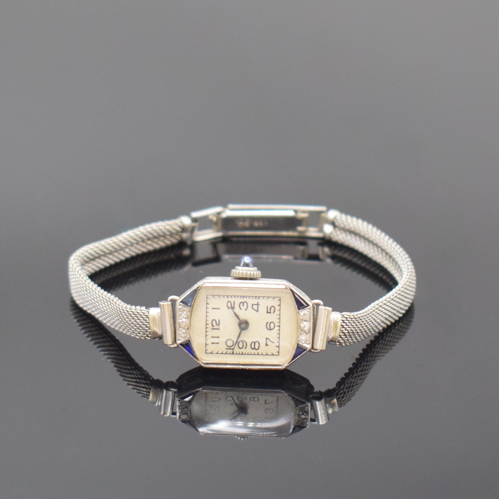 Art Deco Armbanduhr in Platin mit Diamanten, Schweiz um 1930, Handaufzug, Geh. floral grav., Scharnierboden dell., Schmuckkrone, vers. Zifferbl. m. ...