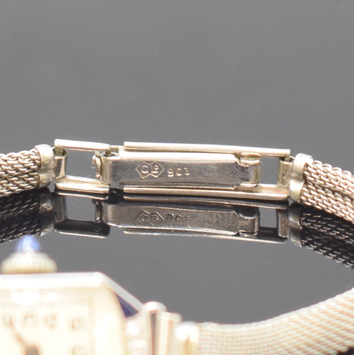 Detail b: Art Deco Armbanduhr in Platin mit Diamanten, Schweiz um 1930, Handaufzug, Geh. floral grav., Scharnierboden dell., Schmuckkrone, vers. Zifferbl. m. ...