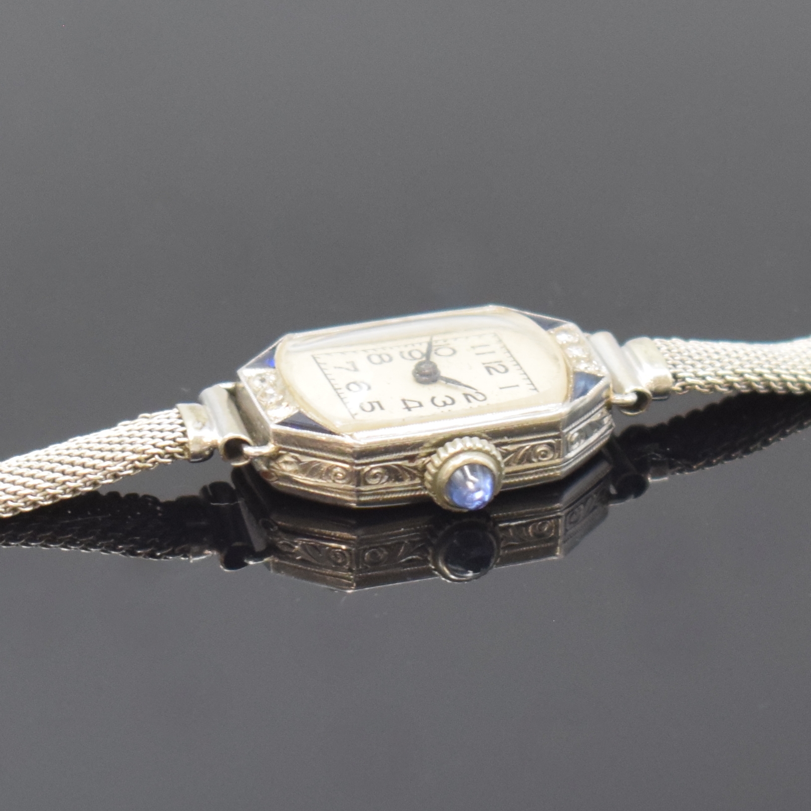 Detail c: Art Deco Armbanduhr in Platin mit Diamanten, Schweiz um 1930, Handaufzug, Geh. floral grav., Scharnierboden dell., Schmuckkrone, vers. Zifferbl. m. ...