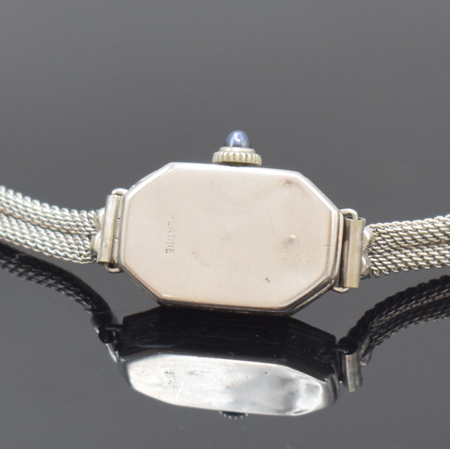 Detail d: Art Deco Armbanduhr in Platin mit Diamanten, Schweiz um 1930, Handaufzug, Geh. floral grav., Scharnierboden dell., Schmuckkrone, vers. Zifferbl. m. ...