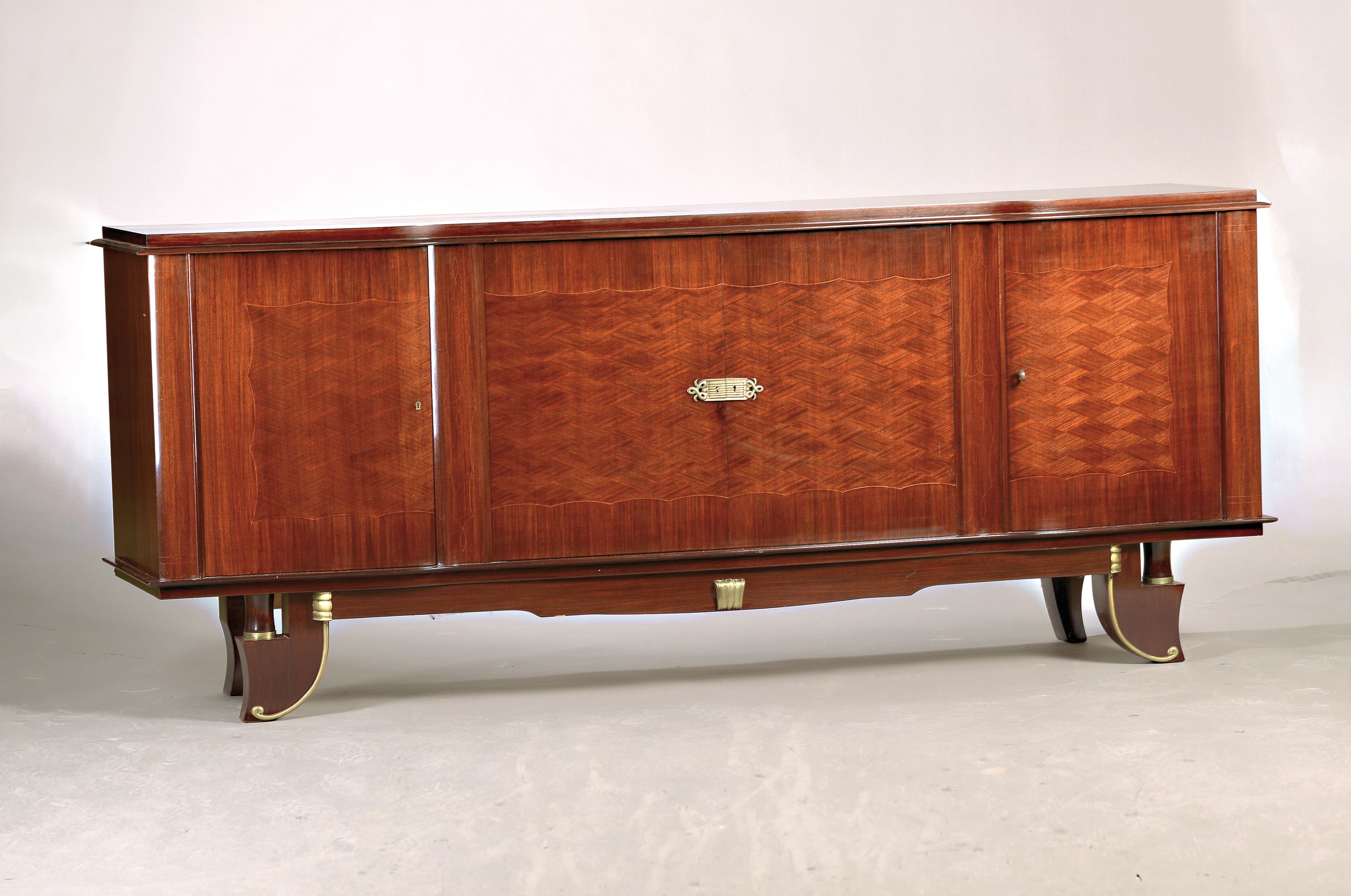 Sideboard, Art-Deco, um 1930/40, Mahagonifurnier, viertürig, Inneneinteilung mit 2 Schubladen und Einlegeböden aus Ahorn, Fadenintarsien, ...