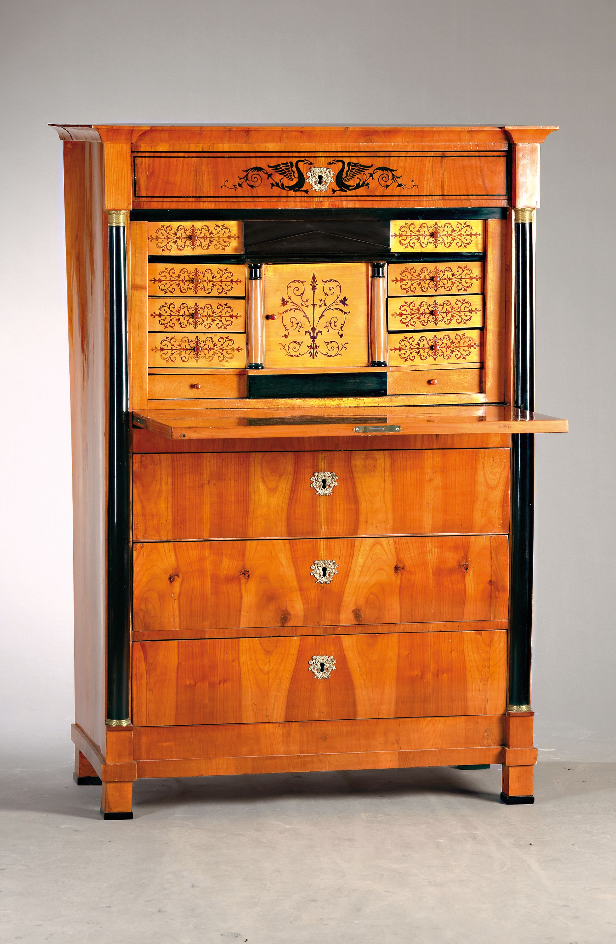 Standsekretär, um 1840, Kirschbaumfurnier, 4 Schubladen, hinter Schreibplatte aufwendiges Innenleben mit Türe und acht Schubladen, Korpus mit ...
