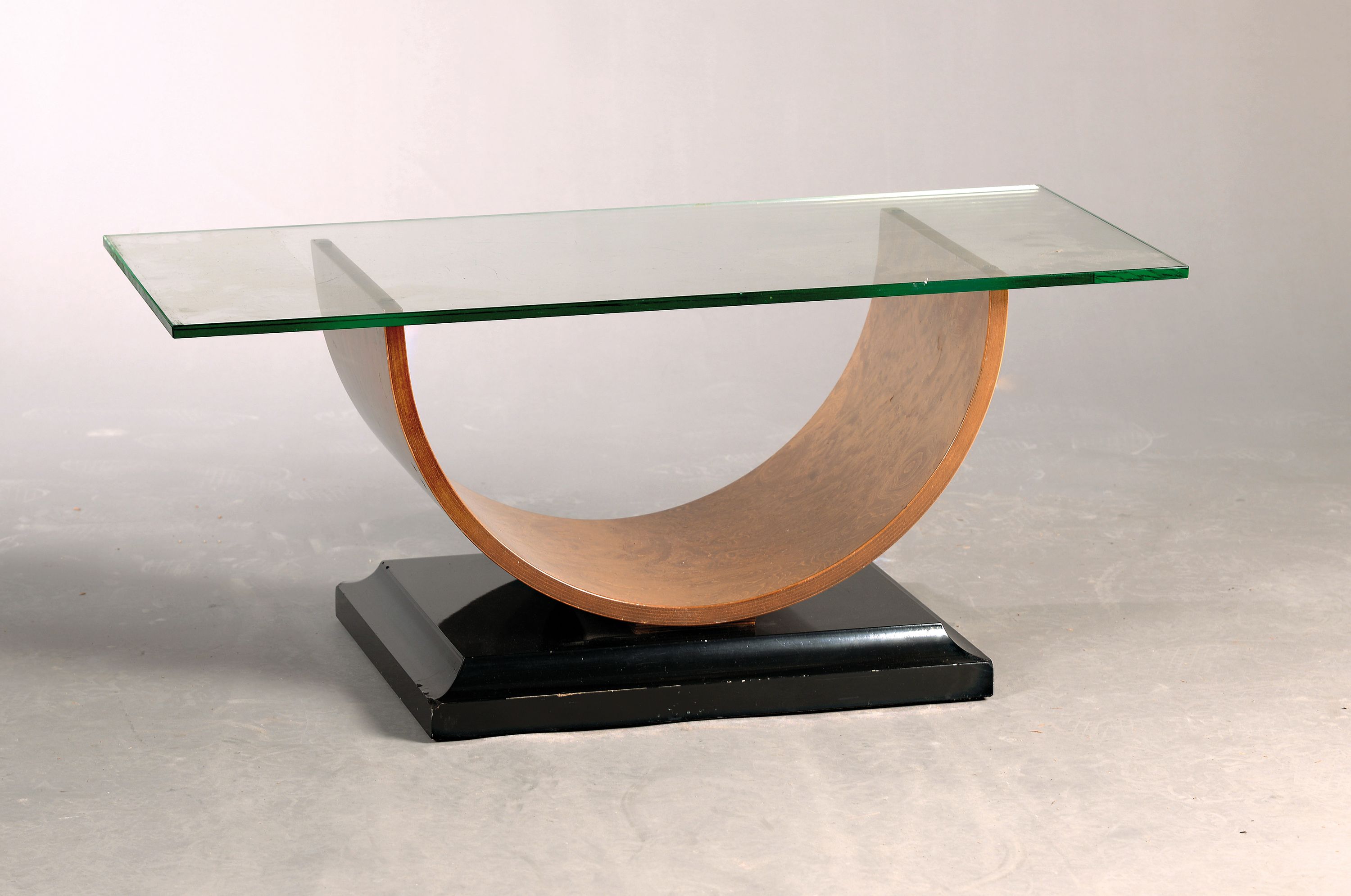 Beistelltisch, Art-Deco, 20.Jh., Gestell aus Thuja-Wurzelholz, aufgelegte Glasplatte, geschwärzte Sockelplatte, ca. 51x95x44 cm, EZ 2-3