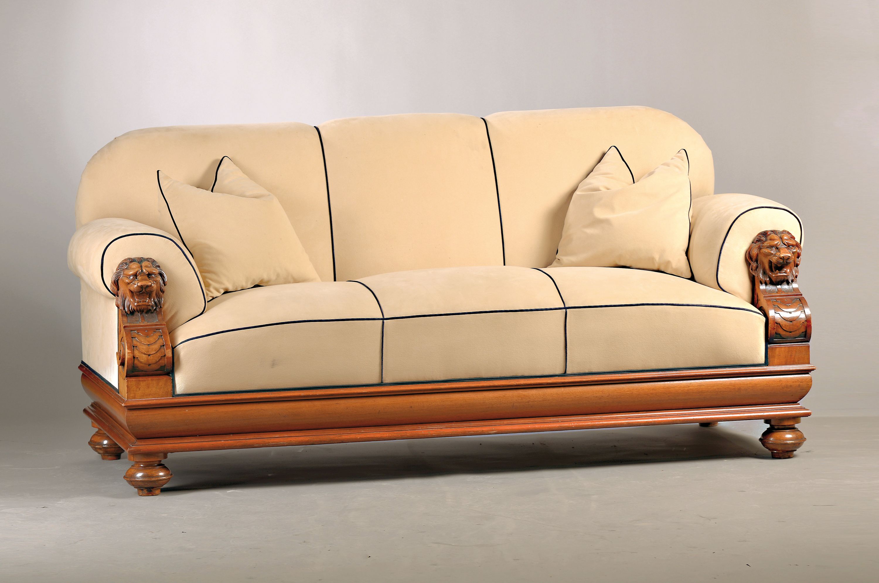 Sofa, Historismus, um 1900, Gestell aus Nußbaum massiv, aufwendig geschnitzt mit Löwenköpfen, Sitz und Rückenlehne bezogen und gepolstert, ca. 97 ...