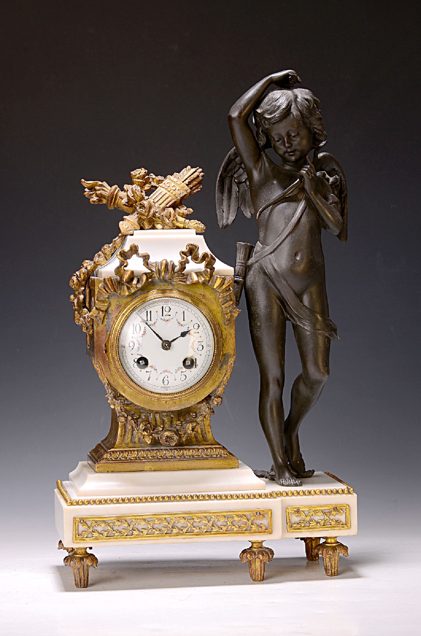 Detail a: Pendule mit Amor, Manufaktur Lenzkirch um 1928, Mamorsockel mit Perlleistendekor, Uhr eingebaut in Postament, daneben stehender Amor mit Pfeil und ...