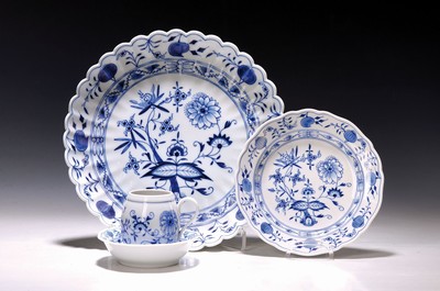Image 26765580 - Service parts, onion pattern, Meissen, after 1880, porcelain, 2 coffee cups with UT, small. Bowl, 1 cake plate D. 18 cm, with #". Choice: cake plate D. 27.5 cm, handle cup, age plate.