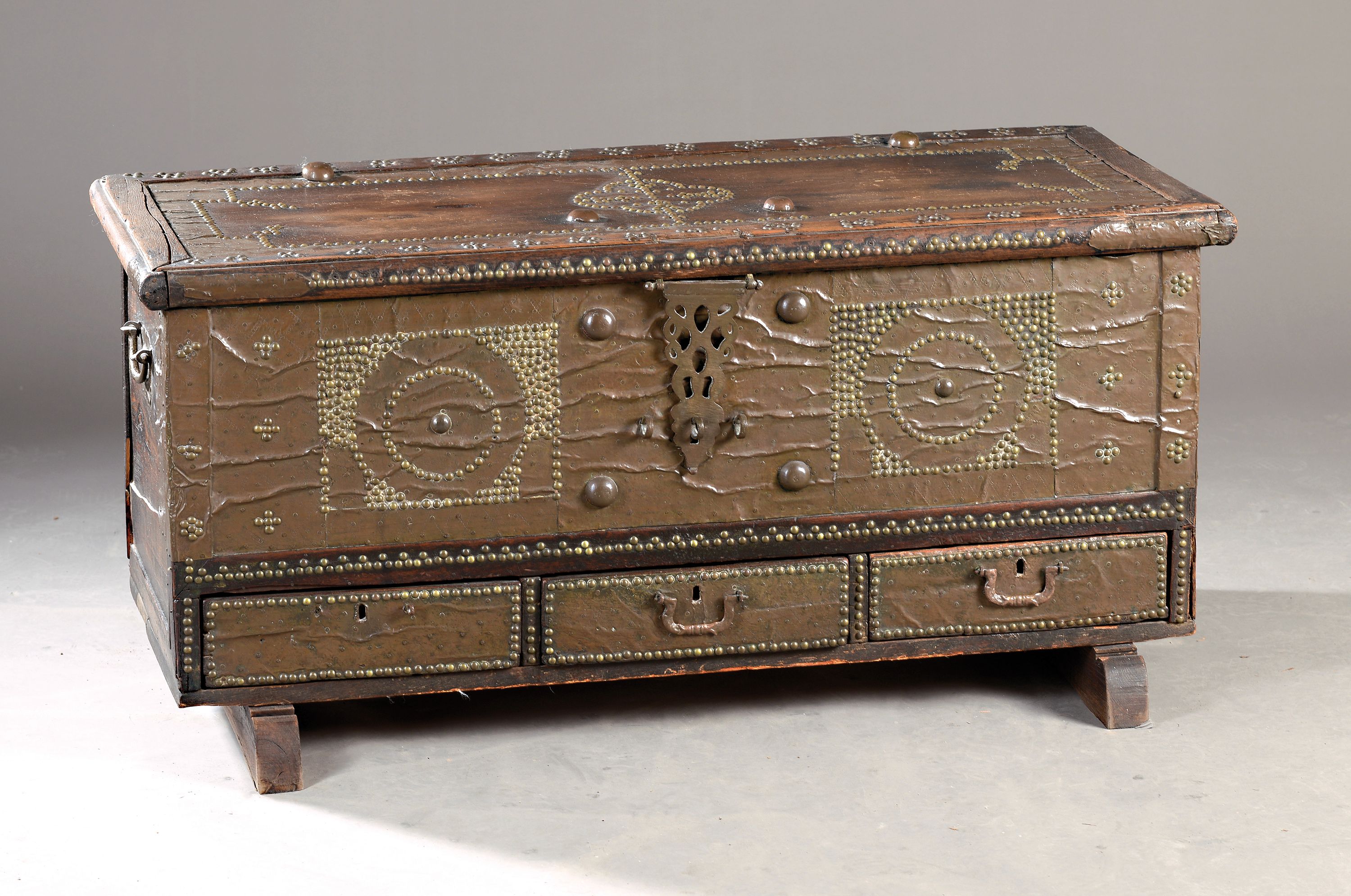 Dowry-Truhe/Hochzeitstruhe, wohl Sansibar, 19. Jh., Teakholz mit Messing- und Kupferauflagen auf der Front und auf dem Deckel, drei Schubladen, ...