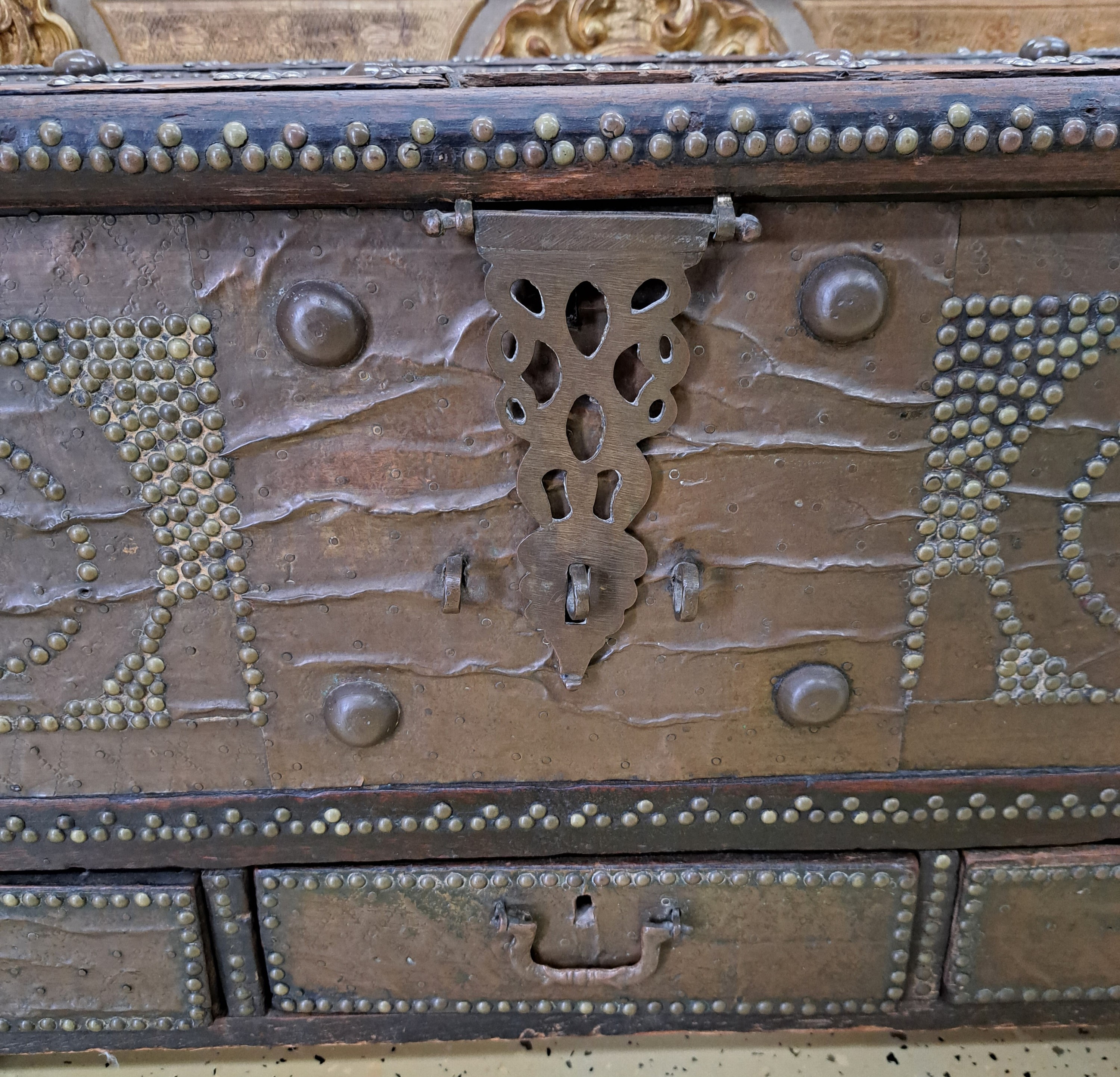Detail d: Dowry-Truhe/Hochzeitstruhe, wohl Sansibar, 19. Jh., Teakholz mit Messing- und Kupferauflagen auf der Front und auf dem Deckel, drei Schubladen, ...