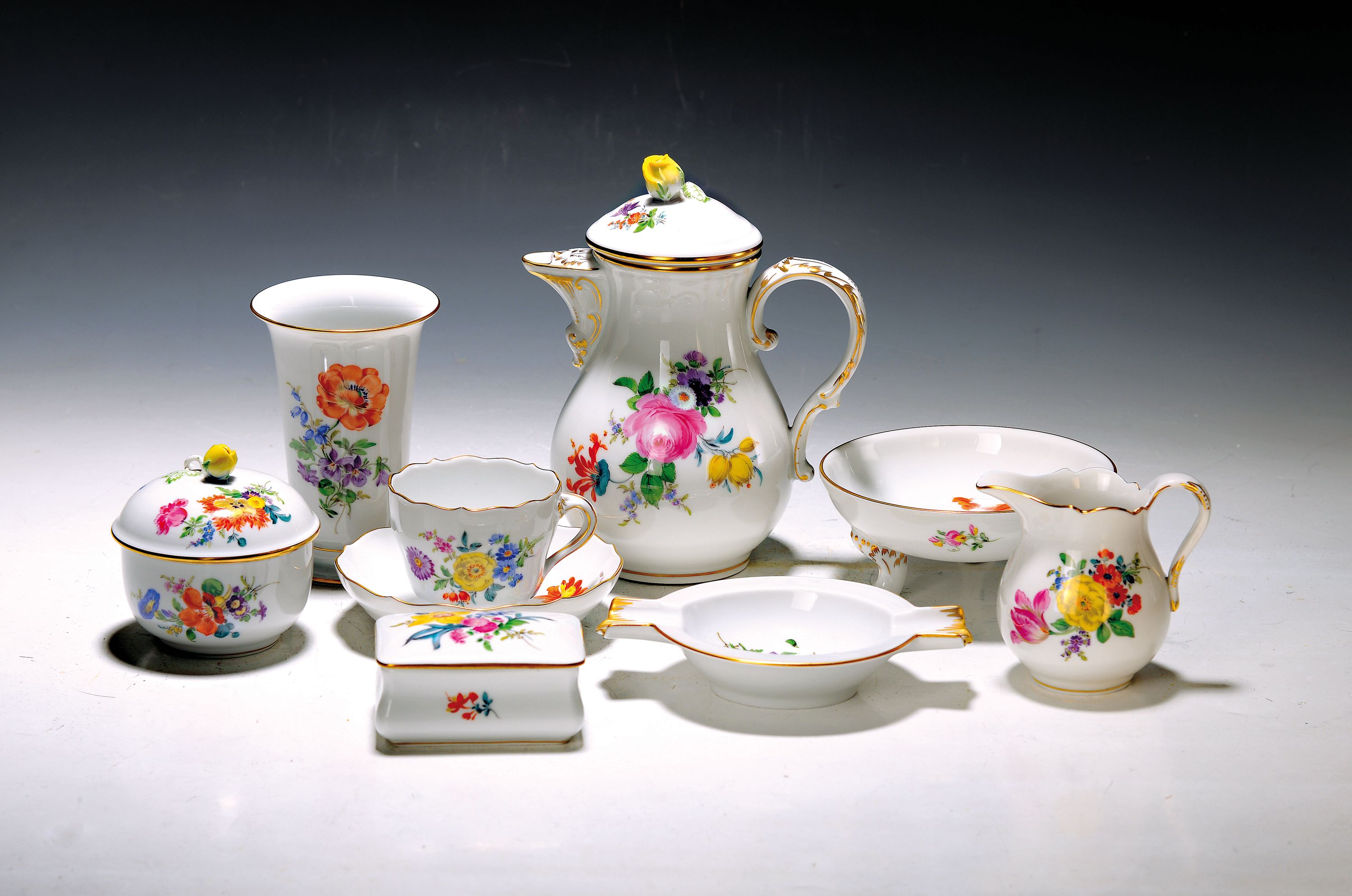 Mokkaservice, Meissen, 20. Jh., Porzellan, Blumenmalerei, meist Bukett, Mokkakanne, Zuckerdose, Sahnekännchen, sechs Tassen mit Untertassen, kl. ...