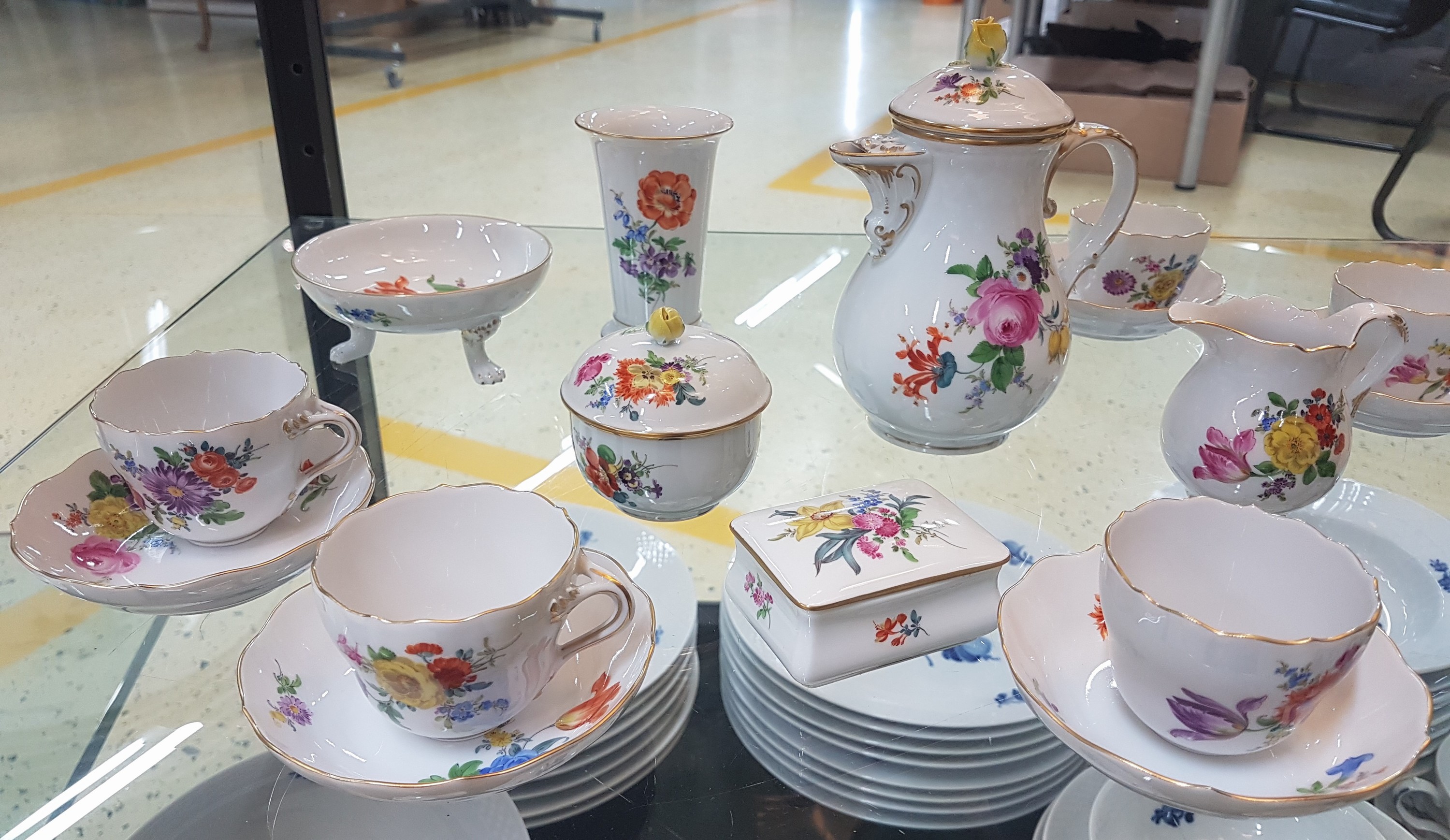 Detail a: Mokkaservice, Meissen, 20. Jh., Porzellan, Blumenmalerei, meist Bukett, Mokkakanne, Zuckerdose, Sahnekännchen, sechs Tassen mit Untertassen, kl. ...