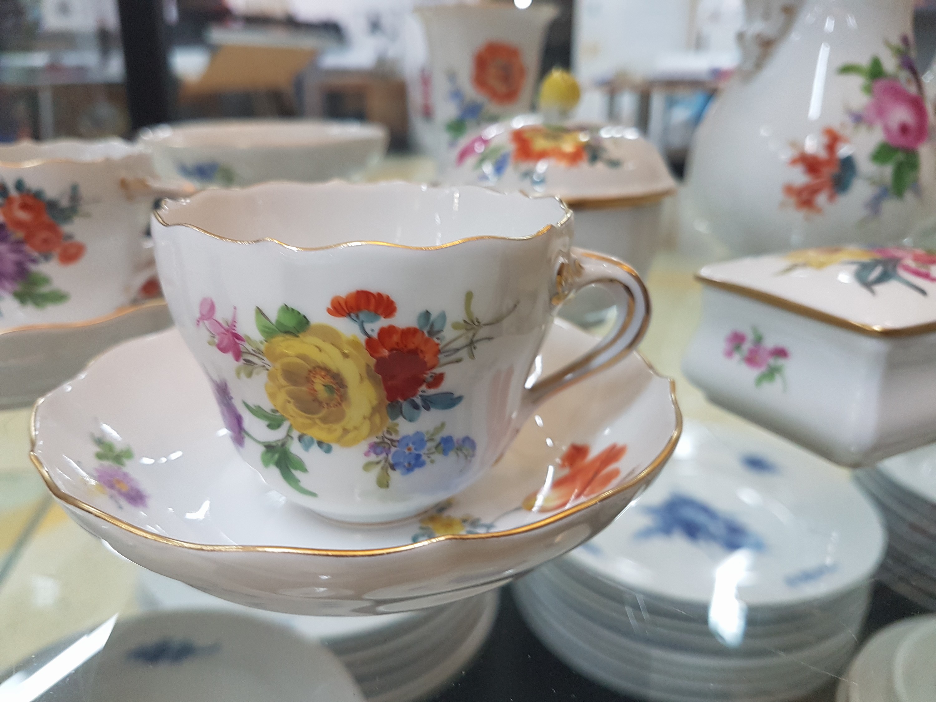 Detail b: Mokkaservice, Meissen, 20. Jh., Porzellan, Blumenmalerei, meist Bukett, Mokkakanne, Zuckerdose, Sahnekännchen, sechs Tassen mit Untertassen, kl. ...