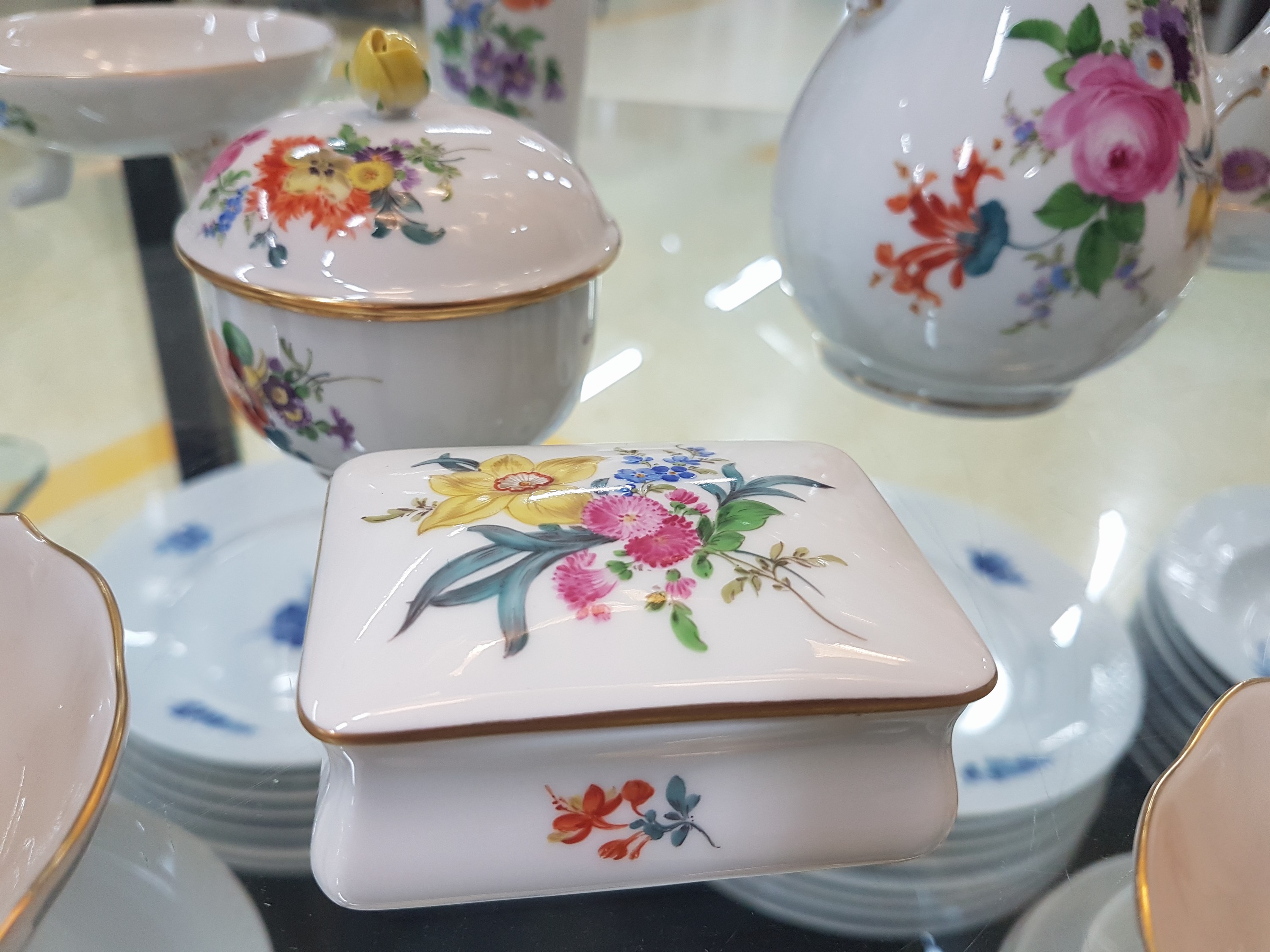 Detail c: Mokkaservice, Meissen, 20. Jh., Porzellan, Blumenmalerei, meist Bukett, Mokkakanne, Zuckerdose, Sahnekännchen, sechs Tassen mit Untertassen, kl. ...