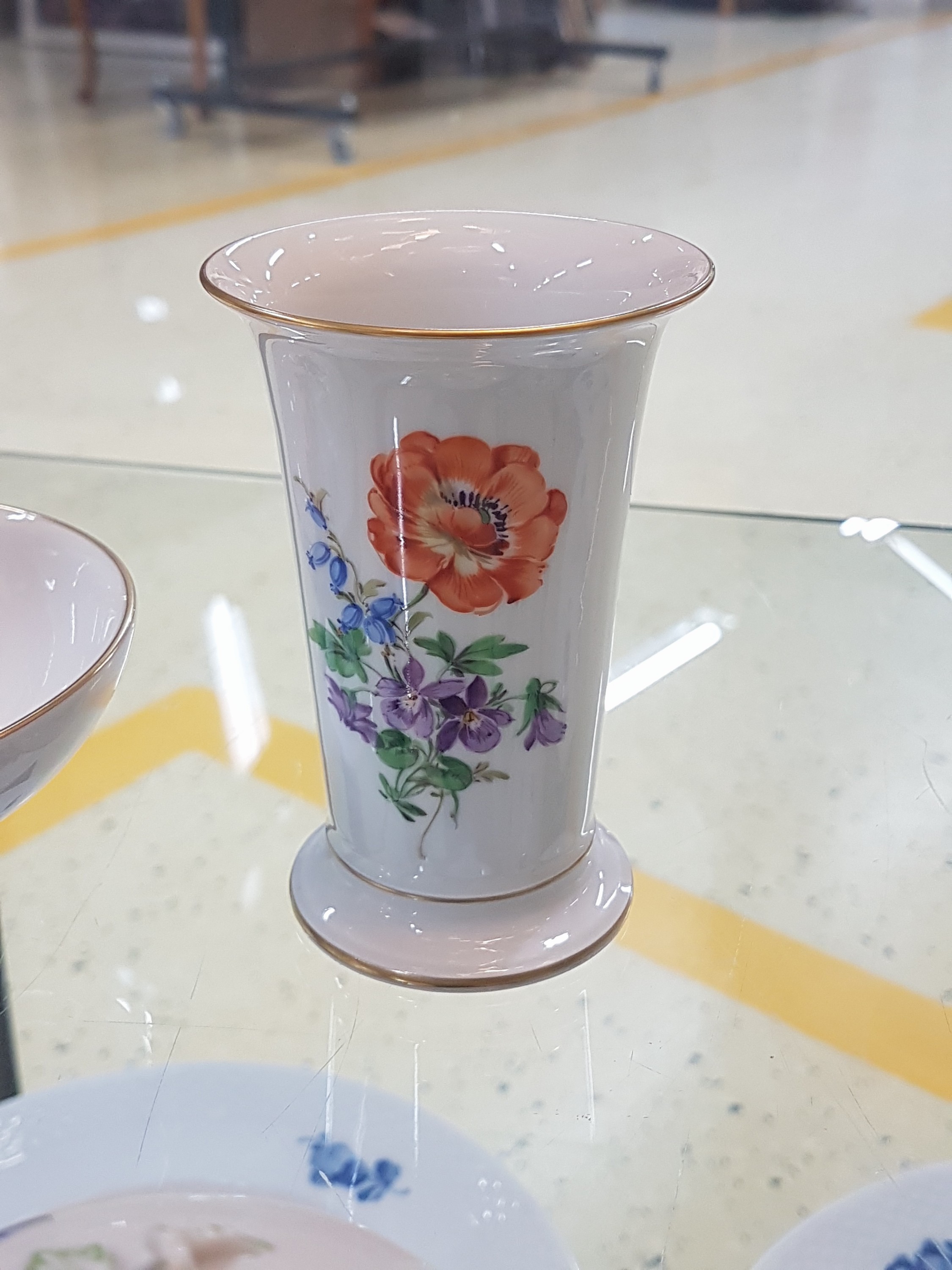 Detail d: Mokkaservice, Meissen, 20. Jh., Porzellan, Blumenmalerei, meist Bukett, Mokkakanne, Zuckerdose, Sahnekännchen, sechs Tassen mit Untertassen, kl. ...