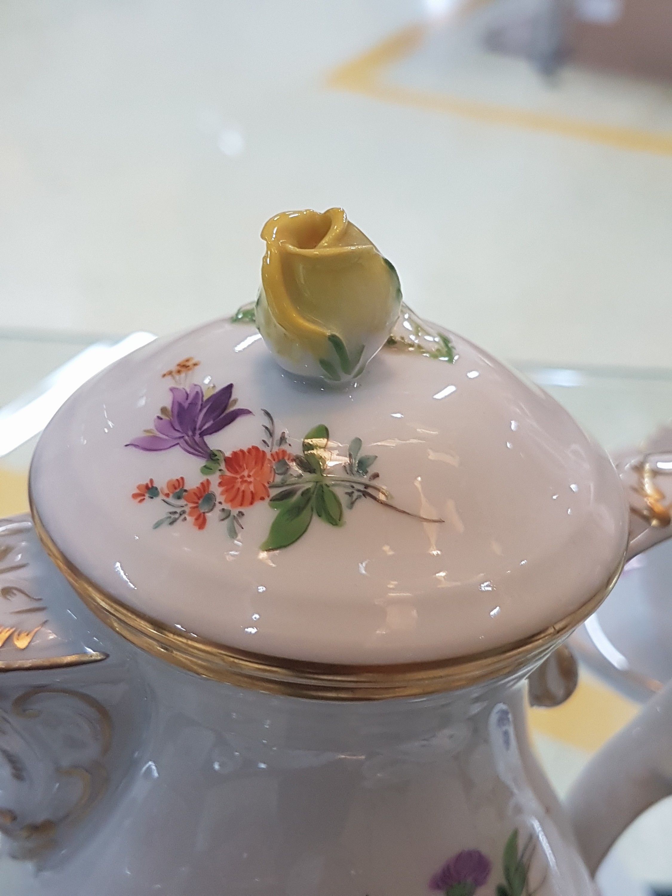 Detail f: Mokkaservice, Meissen, 20. Jh., Porzellan, Blumenmalerei, meist Bukett, Mokkakanne, Zuckerdose, Sahnekännchen, sechs Tassen mit Untertassen, kl. ...