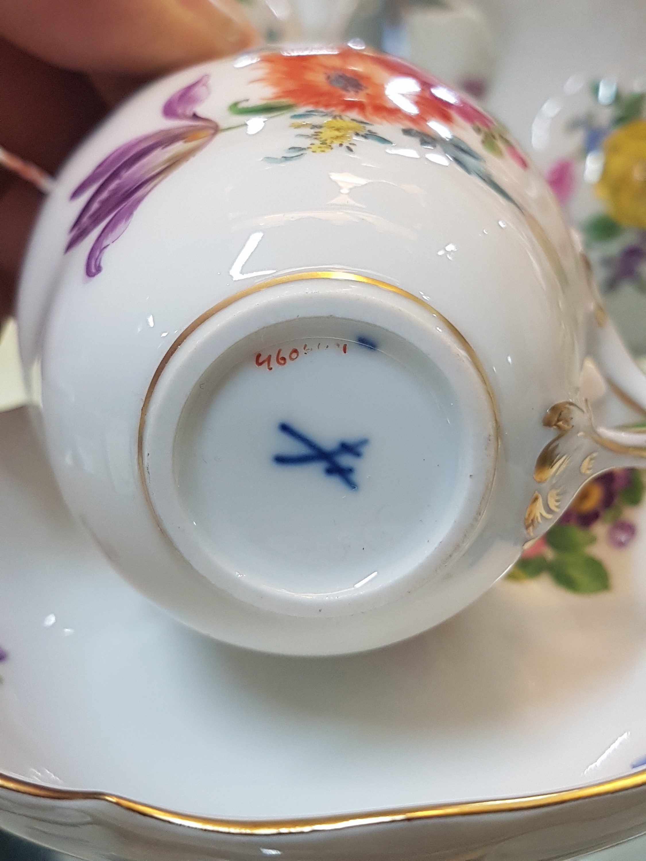 Detail g: Mokkaservice, Meissen, 20. Jh., Porzellan, Blumenmalerei, meist Bukett, Mokkakanne, Zuckerdose, Sahnekännchen, sechs Tassen mit Untertassen, kl. ...