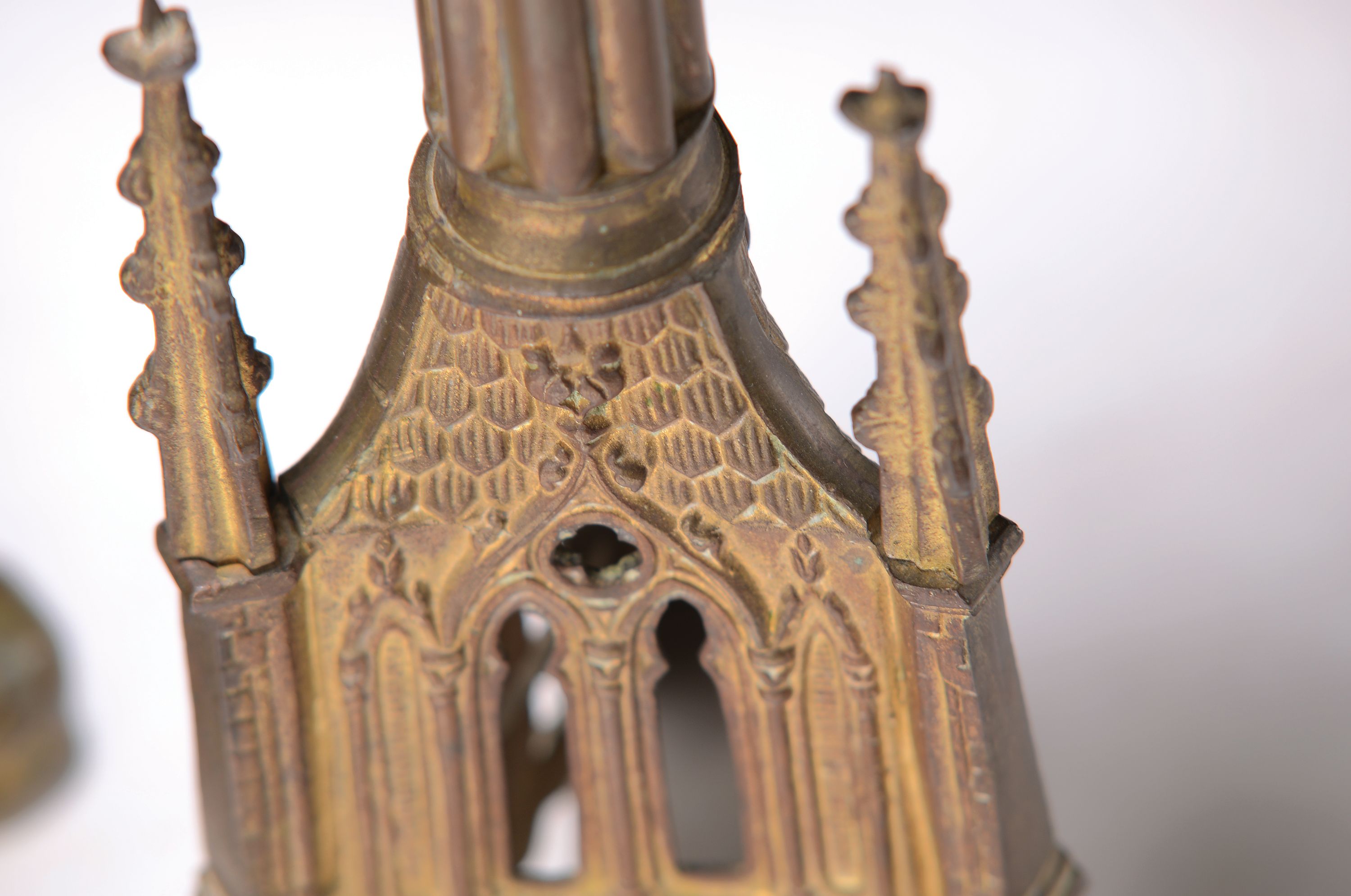 Detail a: Paar Kerzenleuchter, Frankreich, um 1880, Messing vergoldet, H. 49 cm, ohne Dorn, eine Verzierung abgebrochen, Altersspuren