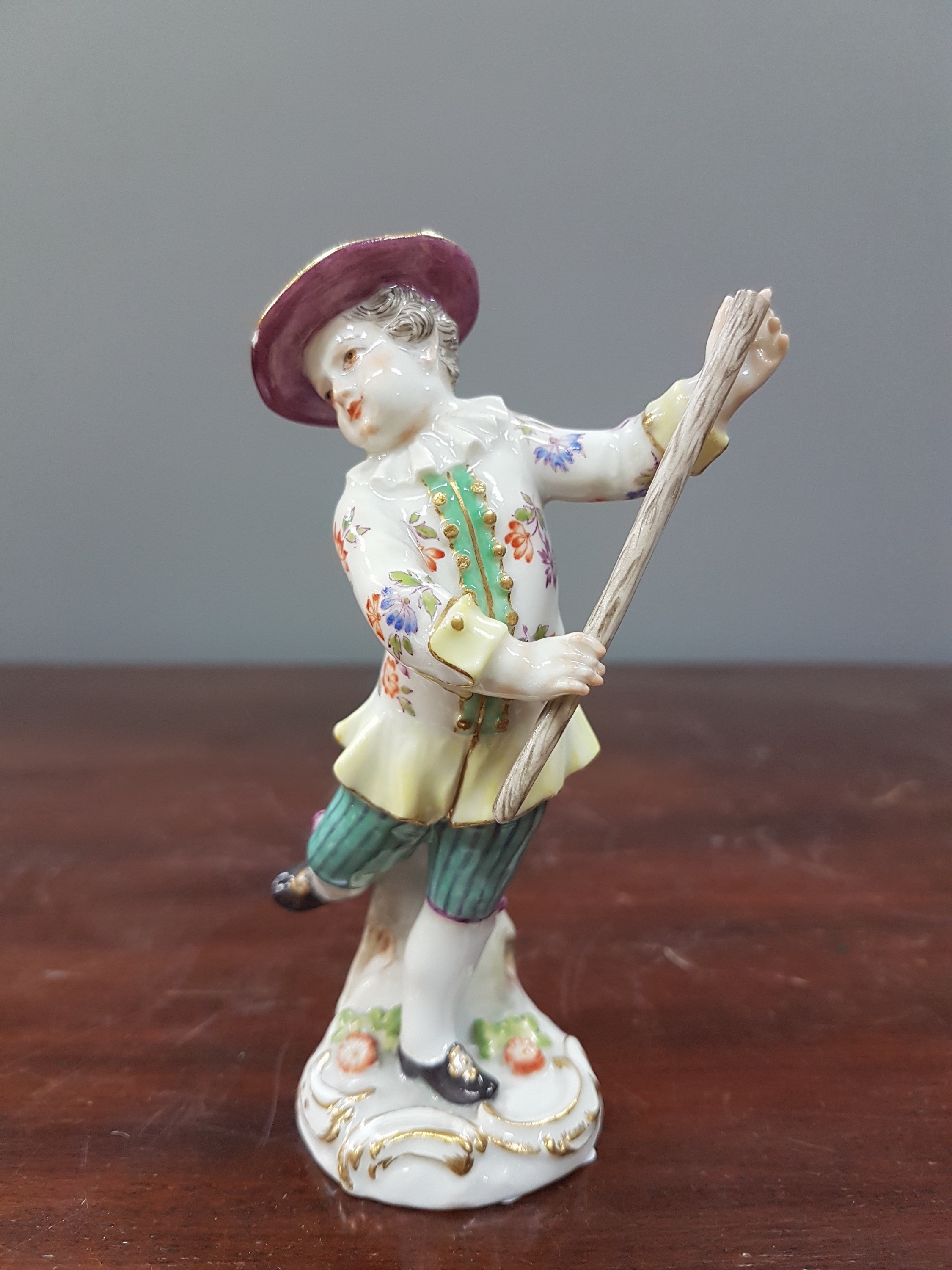 Detail a: Porzellanfigur, Meissen, Anfang 20. Jh., am Stab und am Hut l. best., Porzellan, bunt bemalt, Goldstaffage, H. ca. 11.5 cm