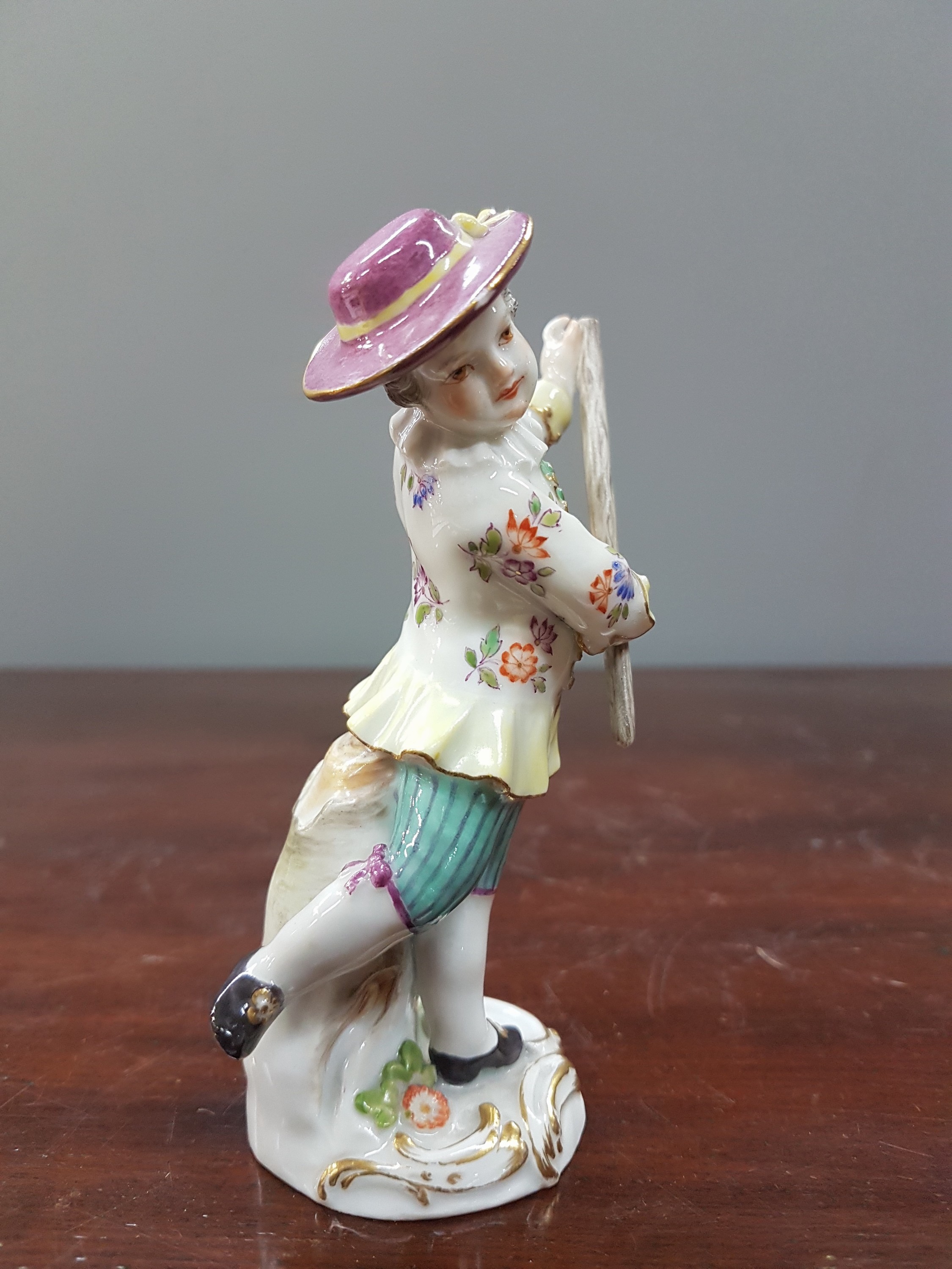 Detail b: Porzellanfigur, Meissen, Anfang 20. Jh., am Stab und am Hut l. best., Porzellan, bunt bemalt, Goldstaffage, H. ca. 11.5 cm