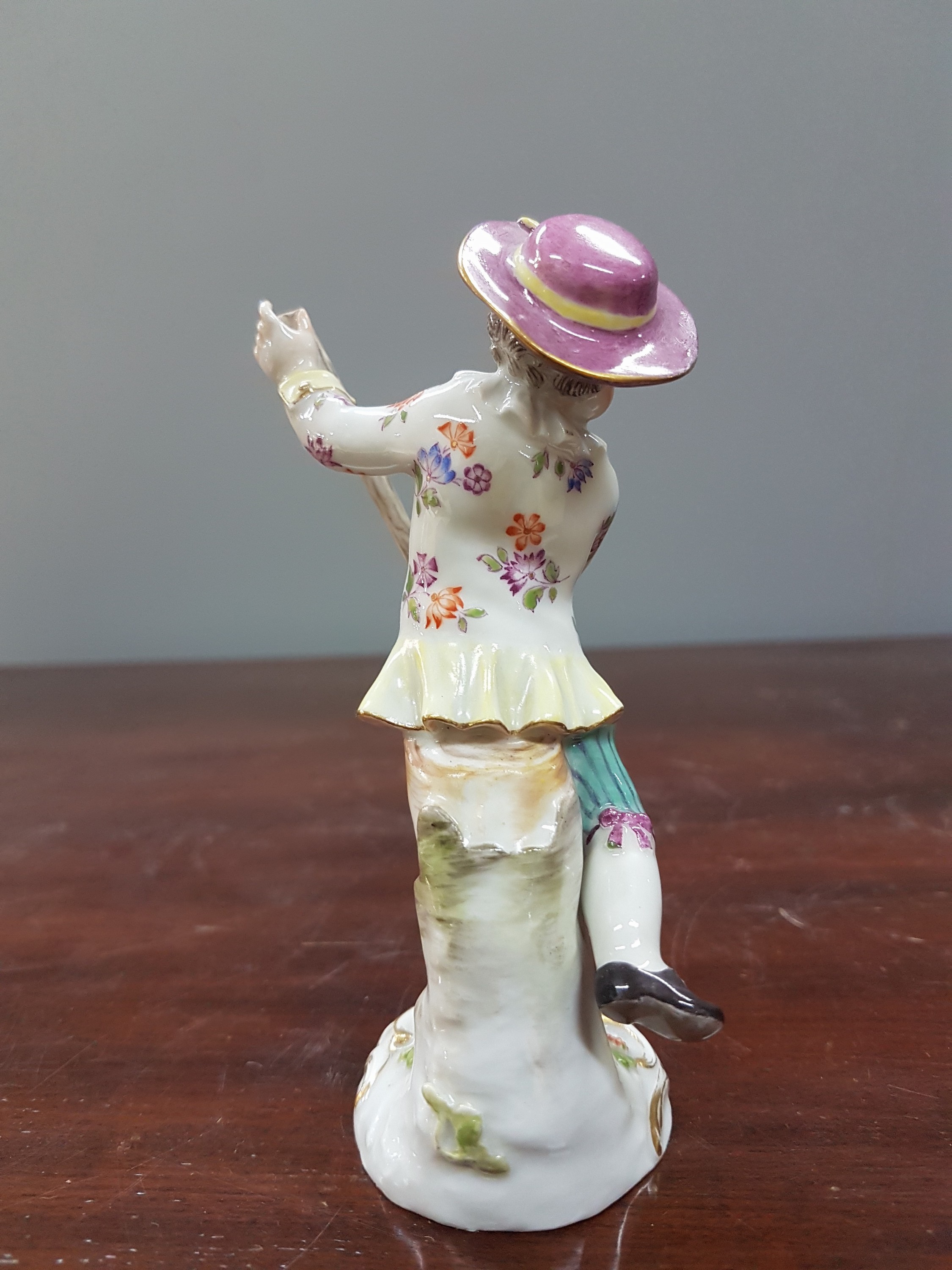 Detail c: Porzellanfigur, Meissen, Anfang 20. Jh., am Stab und am Hut l. best., Porzellan, bunt bemalt, Goldstaffage, H. ca. 11.5 cm