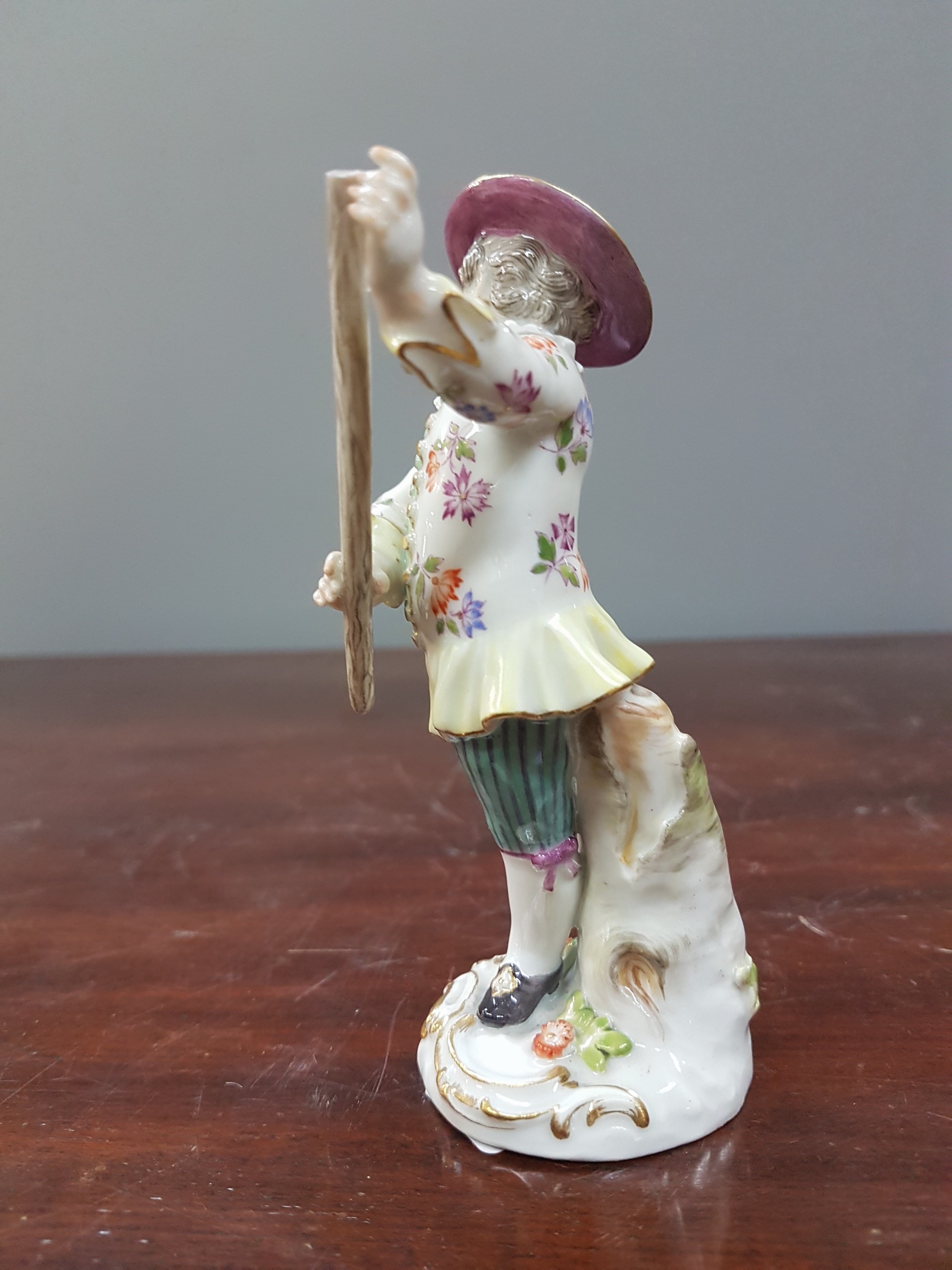 Detail d: Porzellanfigur, Meissen, Anfang 20. Jh., am Stab und am Hut l. best., Porzellan, bunt bemalt, Goldstaffage, H. ca. 11.5 cm