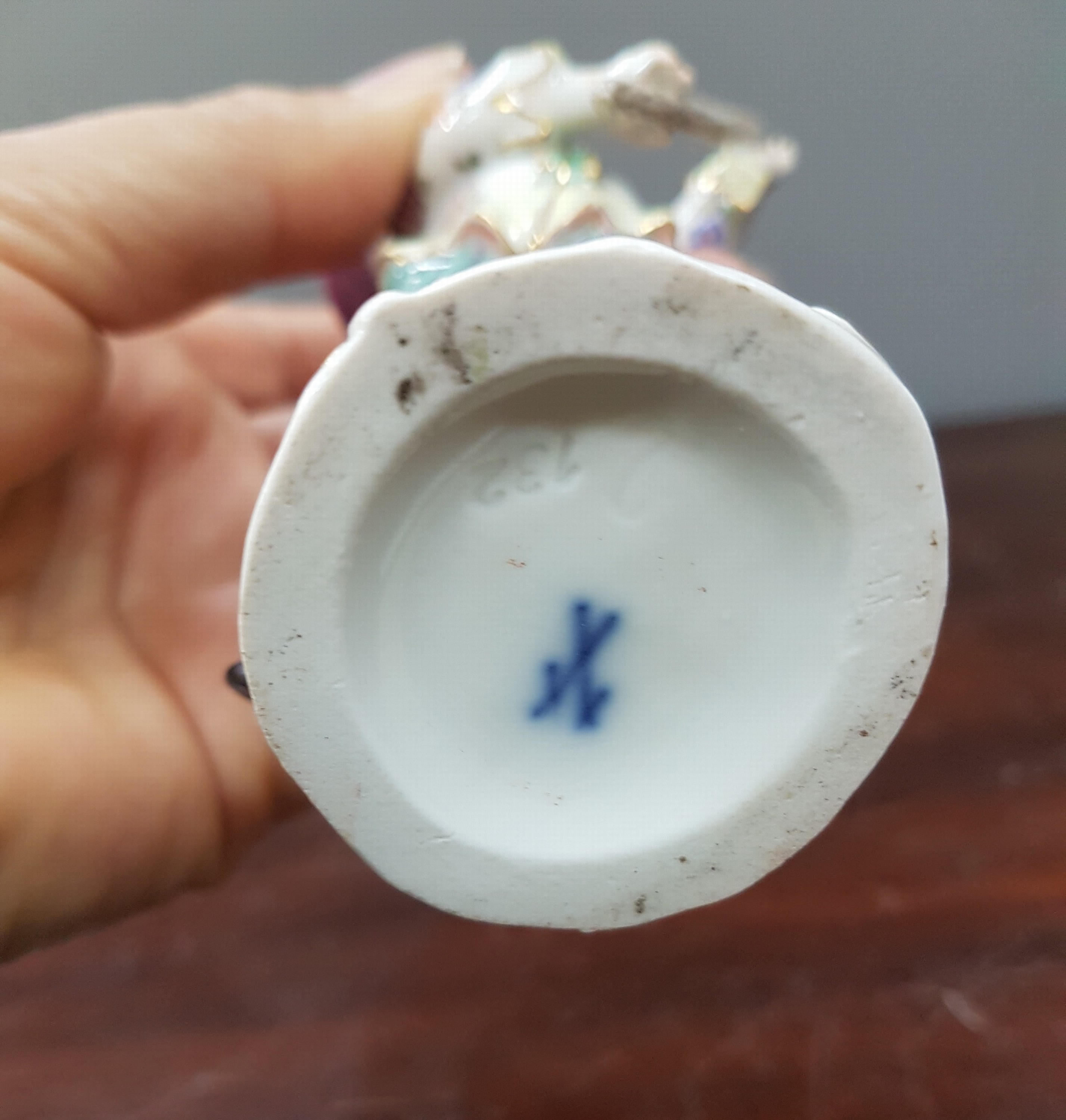 Detail f: Porzellanfigur, Meissen, Anfang 20. Jh., am Stab und am Hut l. best., Porzellan, bunt bemalt, Goldstaffage, H. ca. 11.5 cm