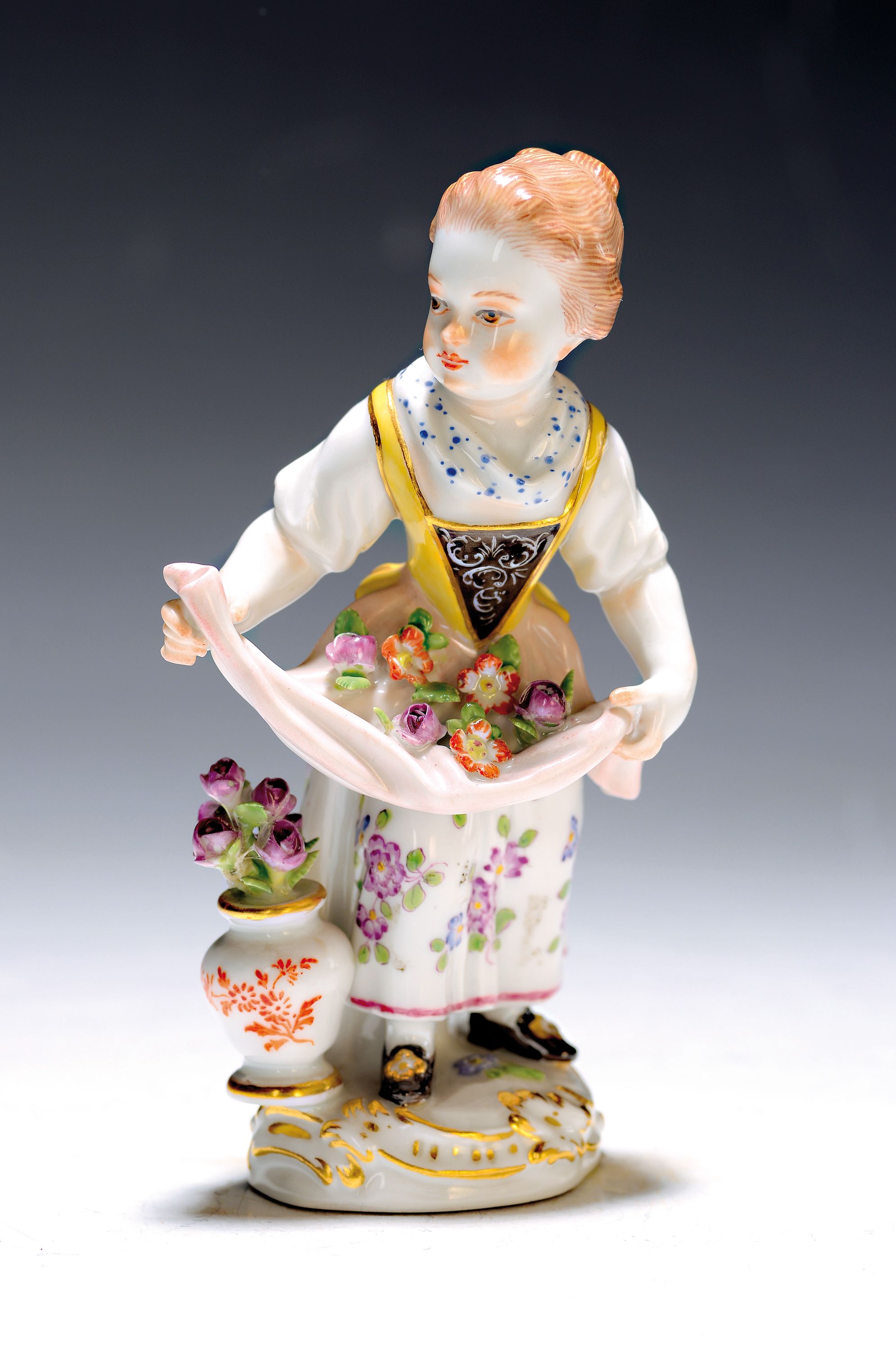 Porzellanfigur, Meissen, 20. Jh., Gärtnerin mit Blumenvase, min. an den Blümchen rest. bzw. best., polychrom bemalt, H. ca. 12.5 cm
