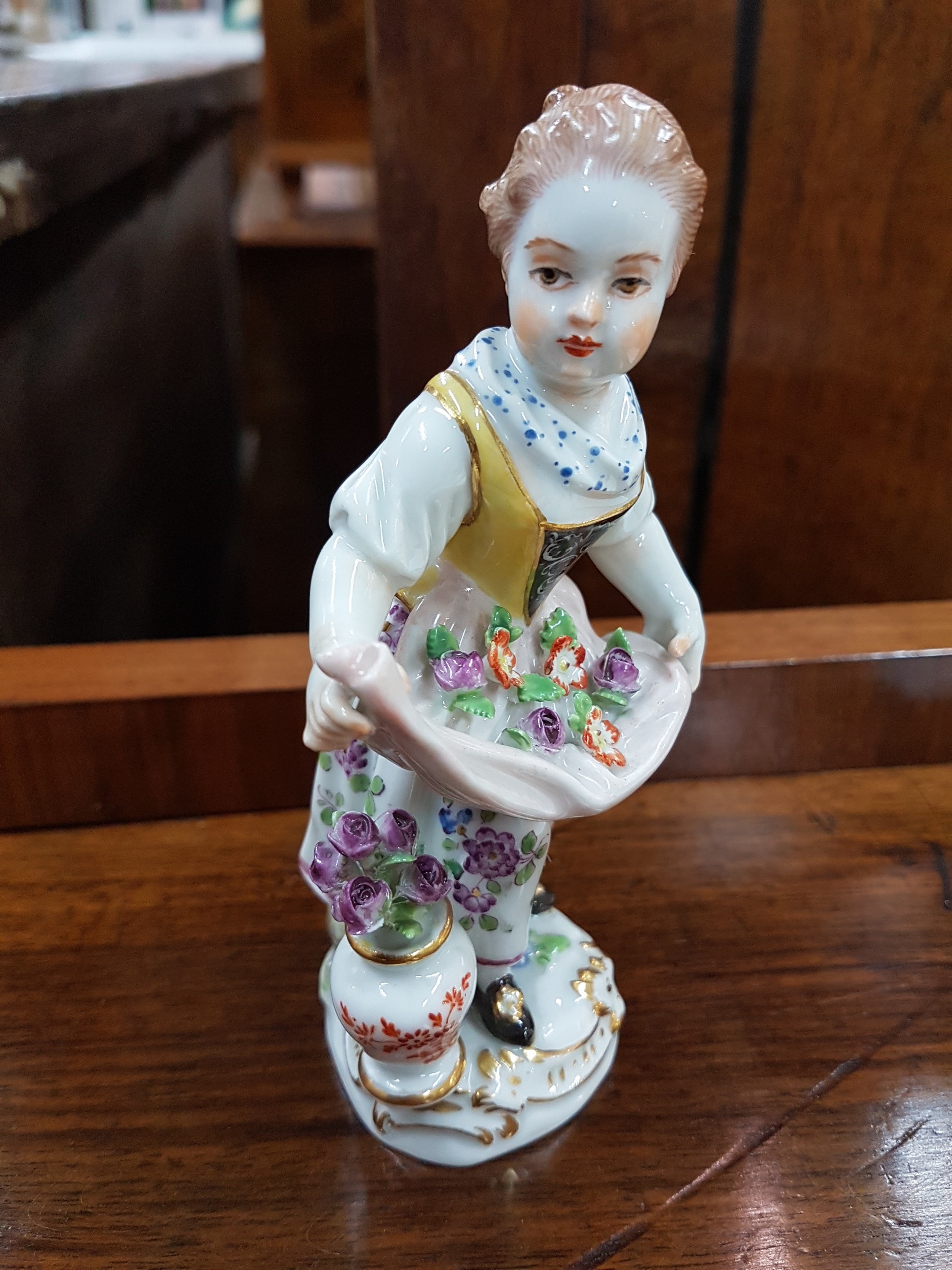 Detail a: Porzellanfigur, Meissen, 20. Jh., Gärtnerin mit Blumenvase, min. an den Blümchen rest. bzw. best., polychrom bemalt, H. ca. 12.5 cm