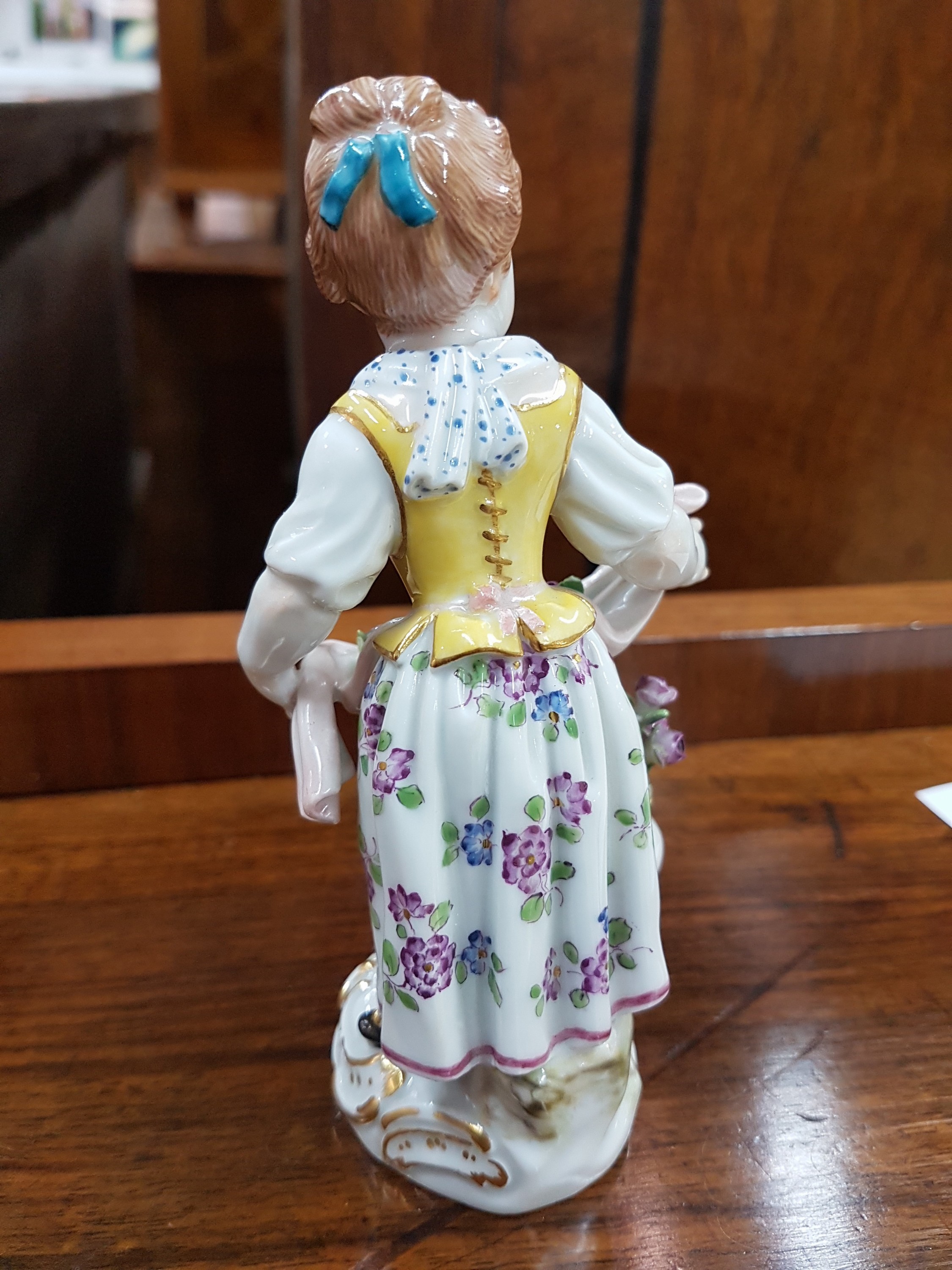 Detail c: Porzellanfigur, Meissen, 20. Jh., Gärtnerin mit Blumenvase, min. an den Blümchen rest. bzw. best., polychrom bemalt, H. ca. 12.5 cm