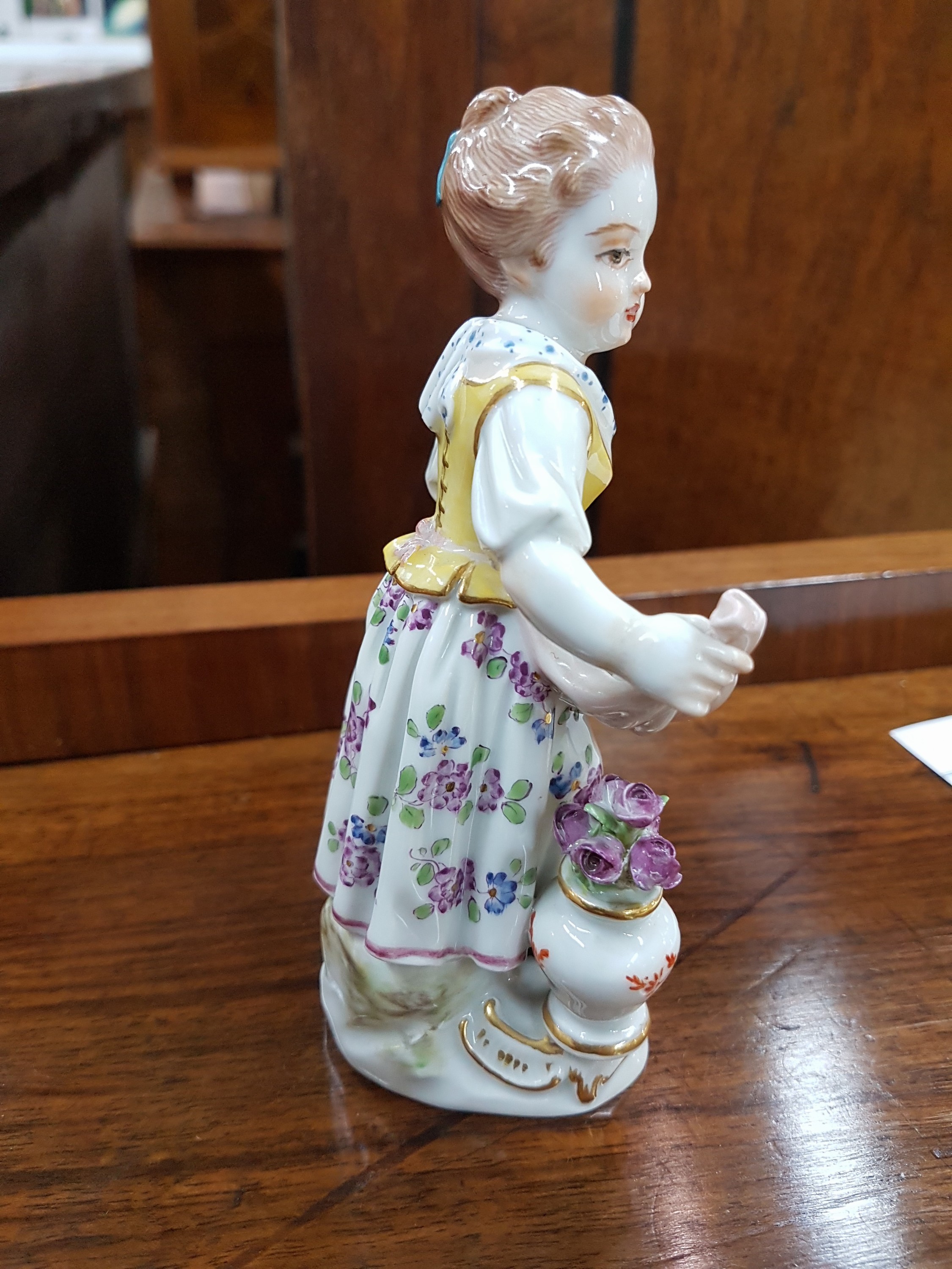 Detail d: Porzellanfigur, Meissen, 20. Jh., Gärtnerin mit Blumenvase, min. an den Blümchen rest. bzw. best., polychrom bemalt, H. ca. 12.5 cm