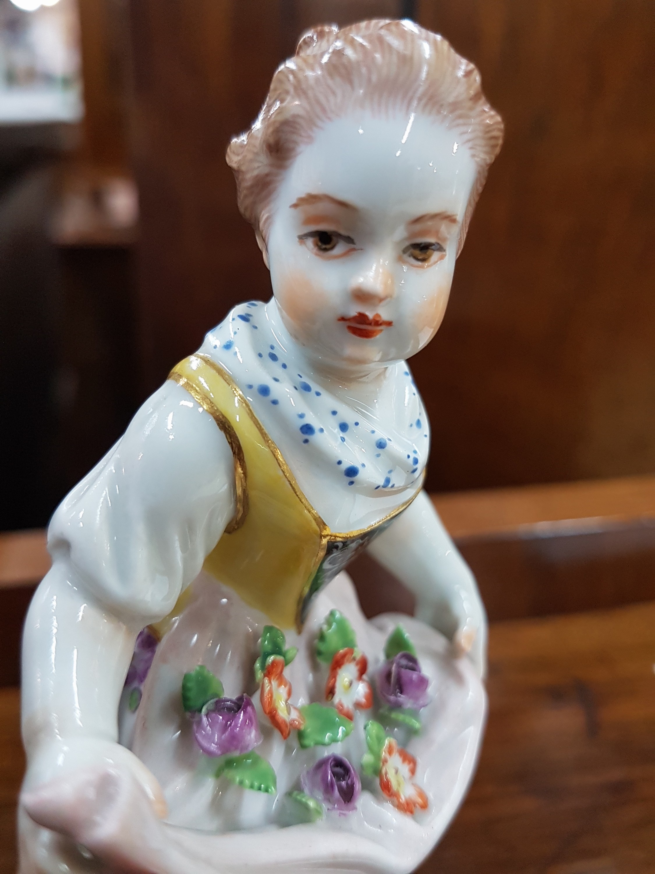 Detail e: Porzellanfigur, Meissen, 20. Jh., Gärtnerin mit Blumenvase, min. an den Blümchen rest. bzw. best., polychrom bemalt, H. ca. 12.5 cm