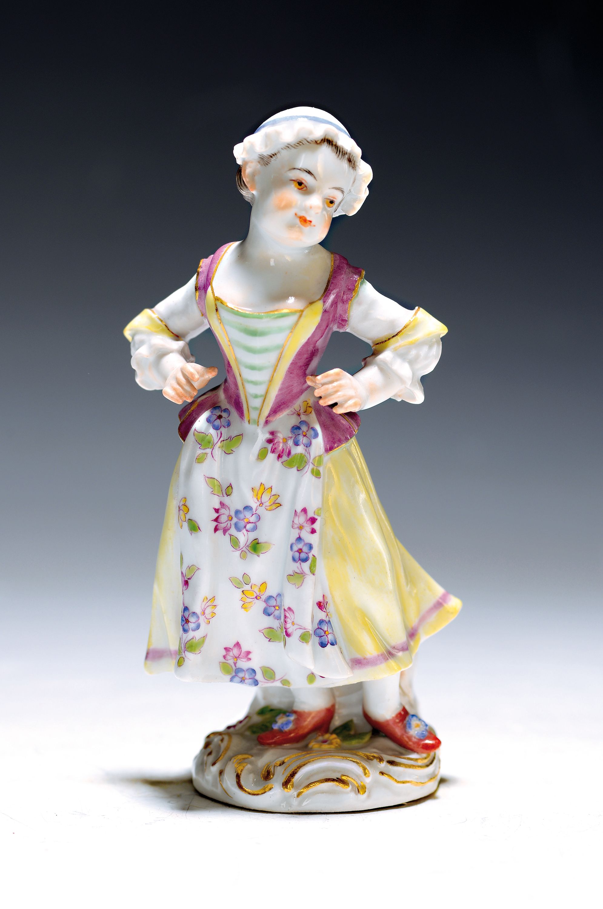 Porzellanfigur, Meissen, 20. Jh., tanzendes Mädchen, polychrom bemalt, Goldstaffage, H. 11.5 cm