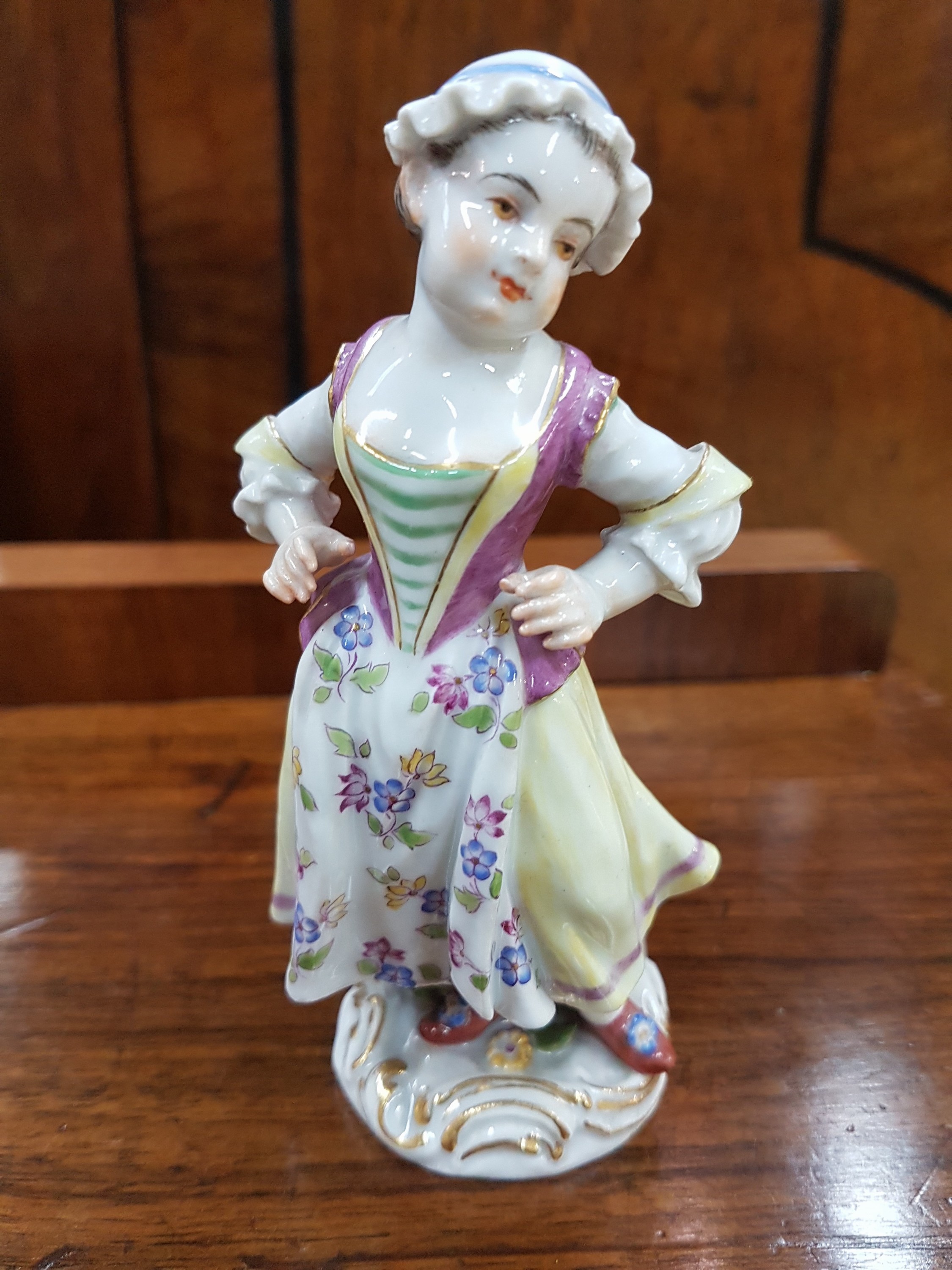 Detail a: Porzellanfigur, Meissen, 20. Jh., tanzendes Mädchen, polychrom bemalt, Goldstaffage, H. 11.5 cm