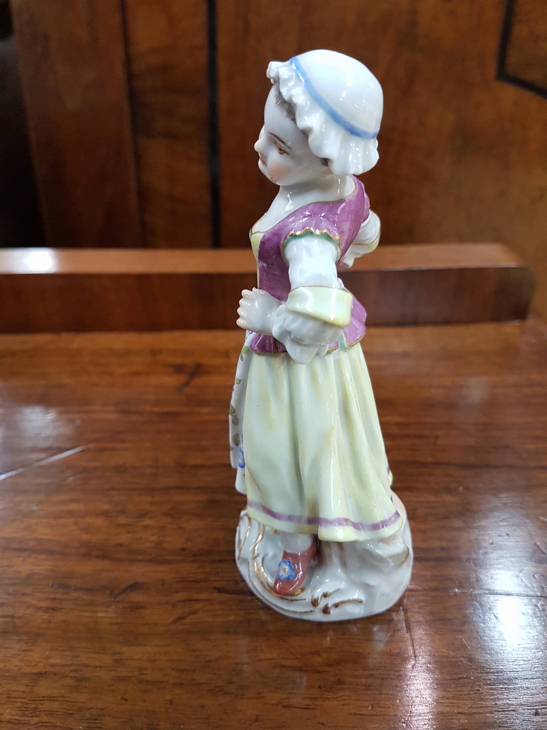 Detail b: Porzellanfigur, Meissen, 20. Jh., tanzendes Mädchen, polychrom bemalt, Goldstaffage, H. 11.5 cm