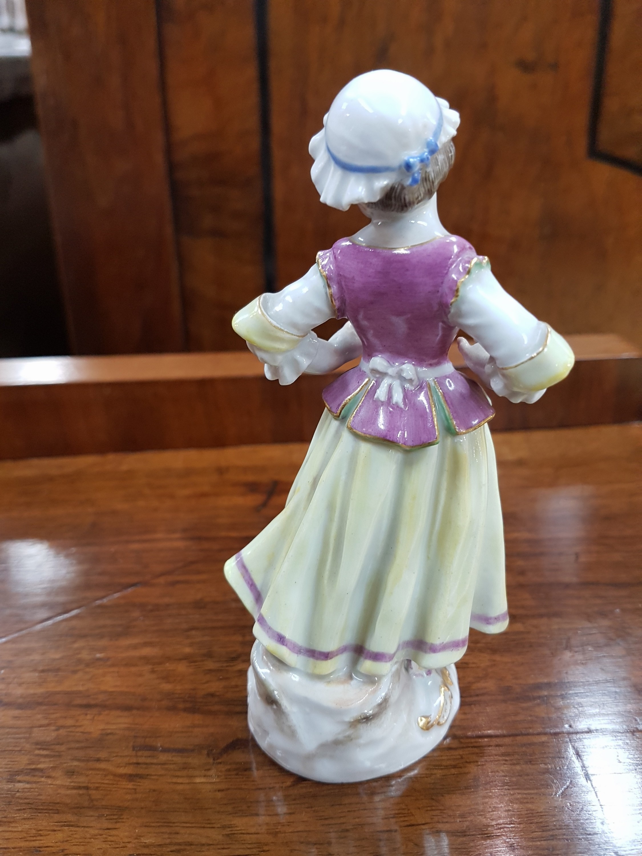 Detail c: Porzellanfigur, Meissen, 20. Jh., tanzendes Mädchen, polychrom bemalt, Goldstaffage, H. 11.5 cm