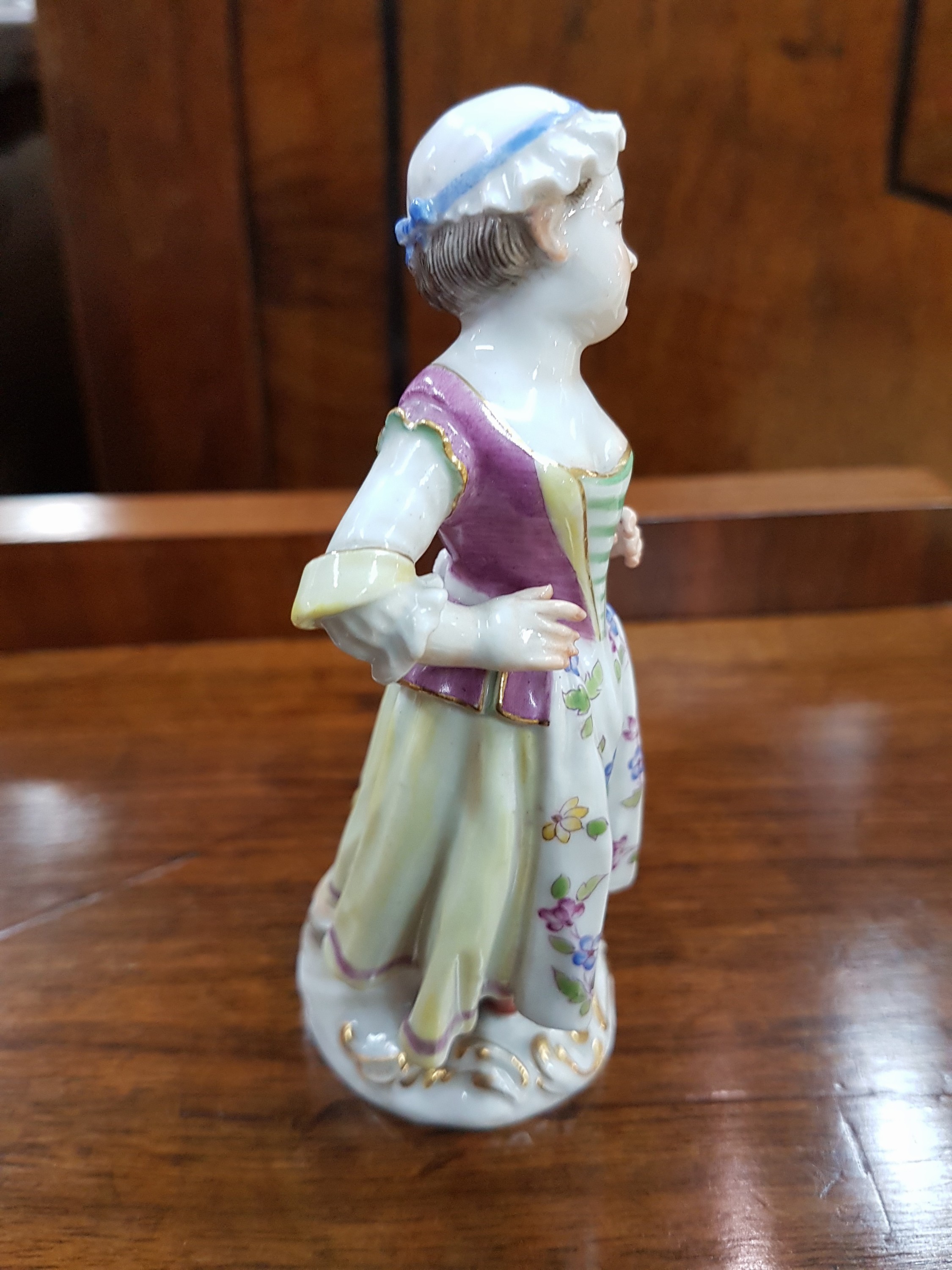 Detail d: Porzellanfigur, Meissen, 20. Jh., tanzendes Mädchen, polychrom bemalt, Goldstaffage, H. 11.5 cm