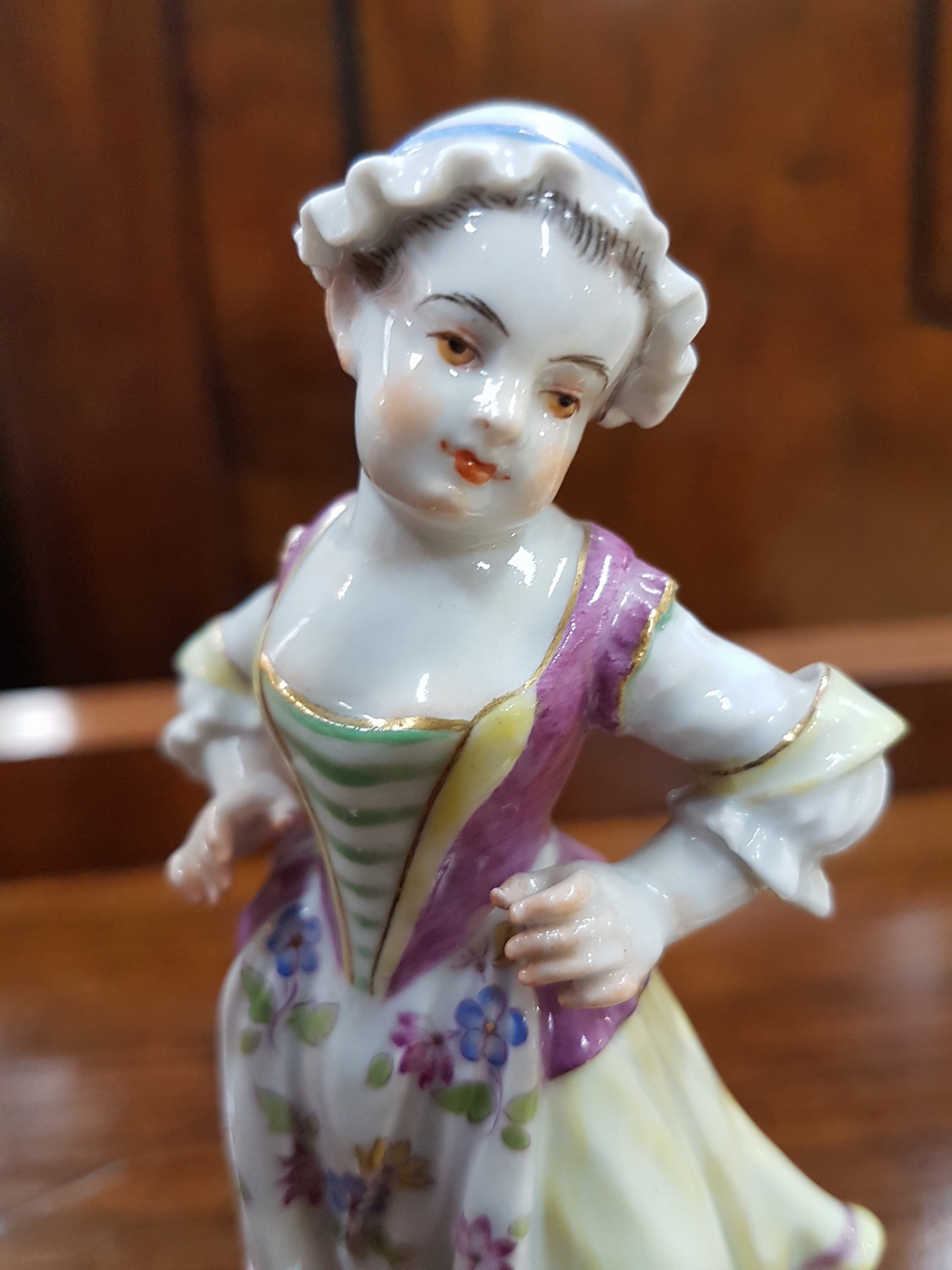 Detail e: Porzellanfigur, Meissen, 20. Jh., tanzendes Mädchen, polychrom bemalt, Goldstaffage, H. 11.5 cm