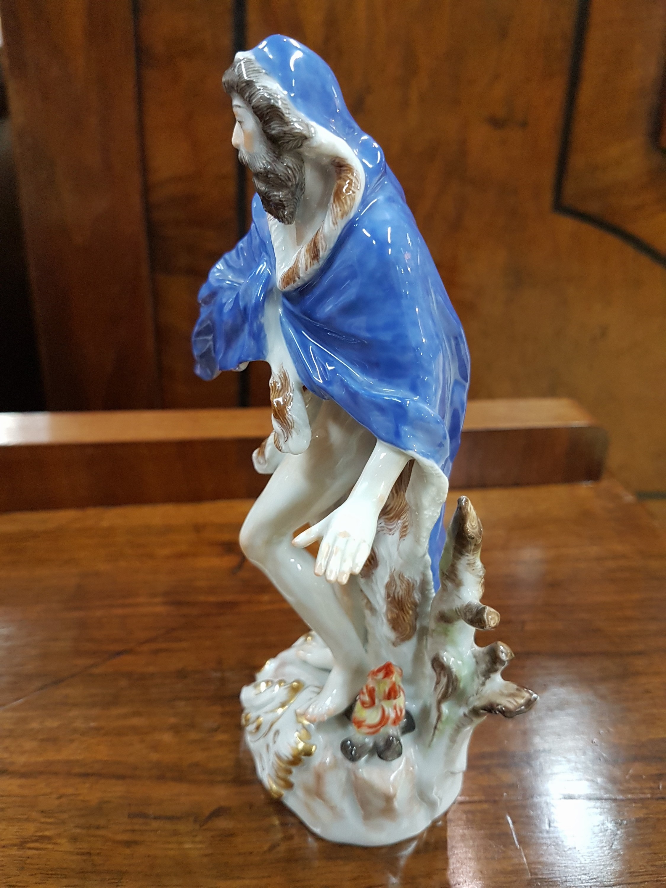 Detail d: Porzellanfigur, Meissen, 20. Jh., Allegorie auf den Winter, Modellnr. 61114, polychrom bemalt, Goldstaffage, H. ca. 15 cm
