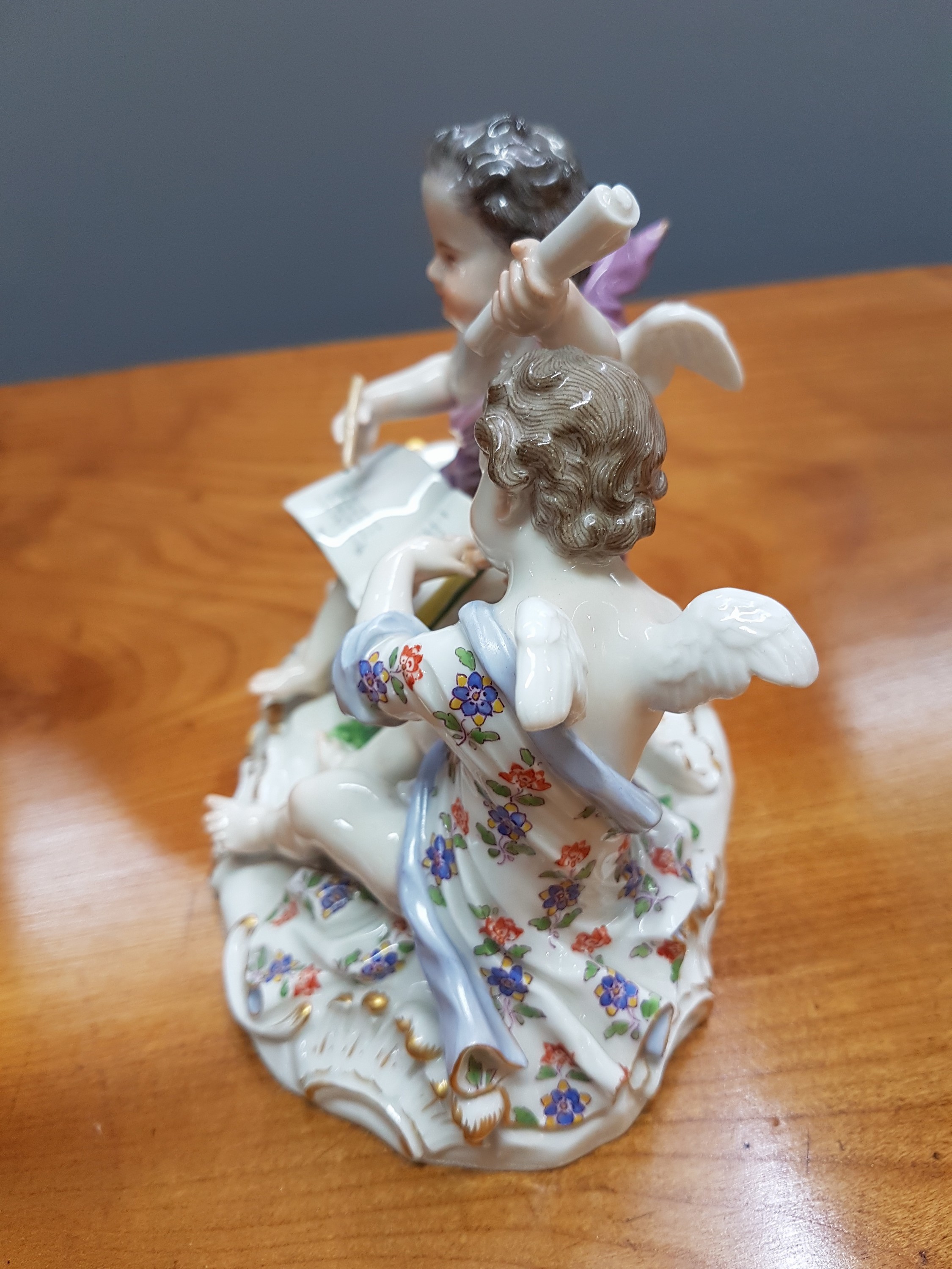 Detail b: Porzellangruppe, Meissen, um 1890/1900, Allegorie auf die Poesie, Entwurf Johann Joachim Kaendler, zwei musizierende Amoretten, Modellnr. 2464, feine ...