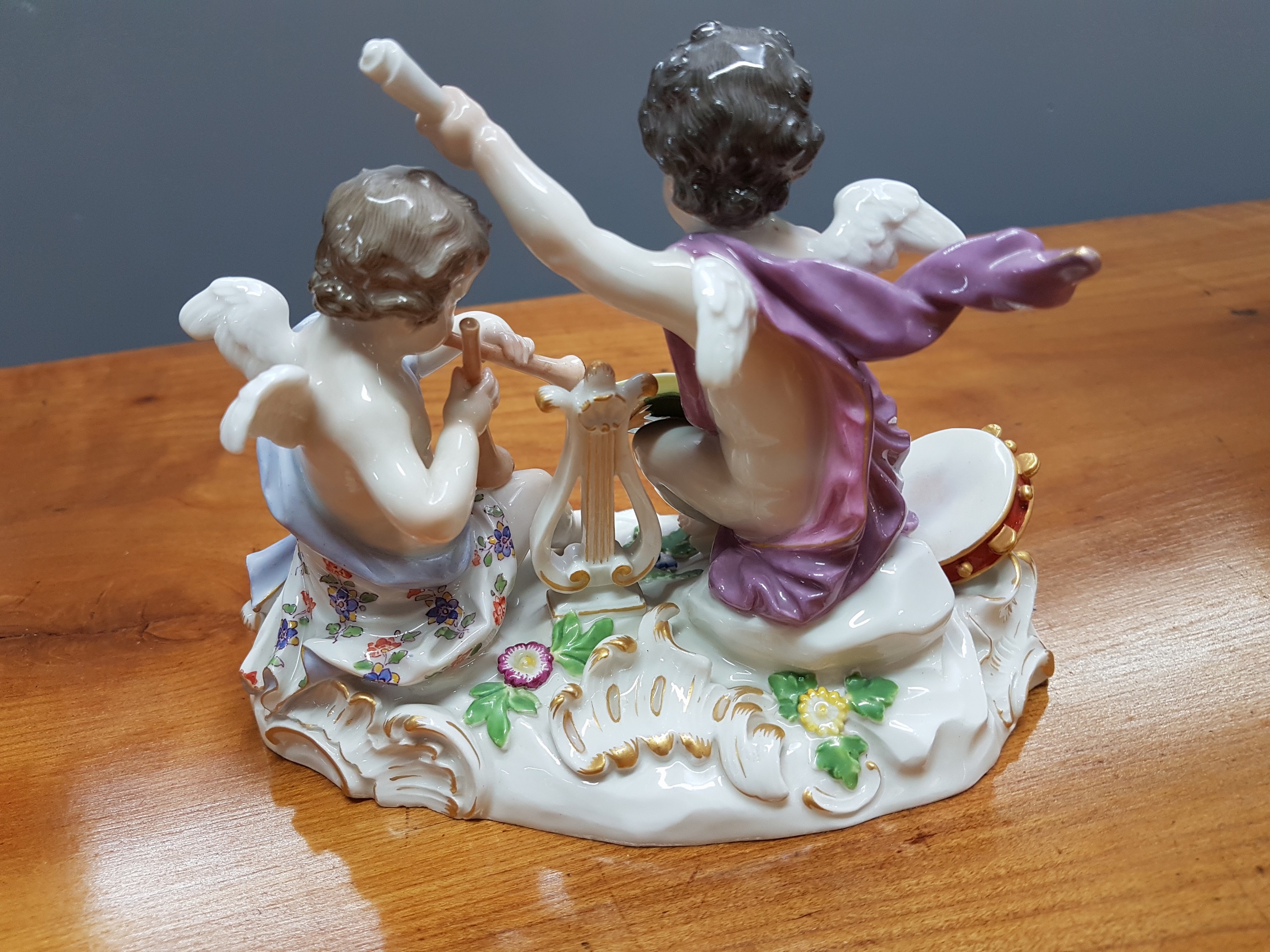 Detail c: Porzellangruppe, Meissen, um 1890/1900, Allegorie auf die Poesie, Entwurf Johann Joachim Kaendler, zwei musizierende Amoretten, Modellnr. 2464, feine ...