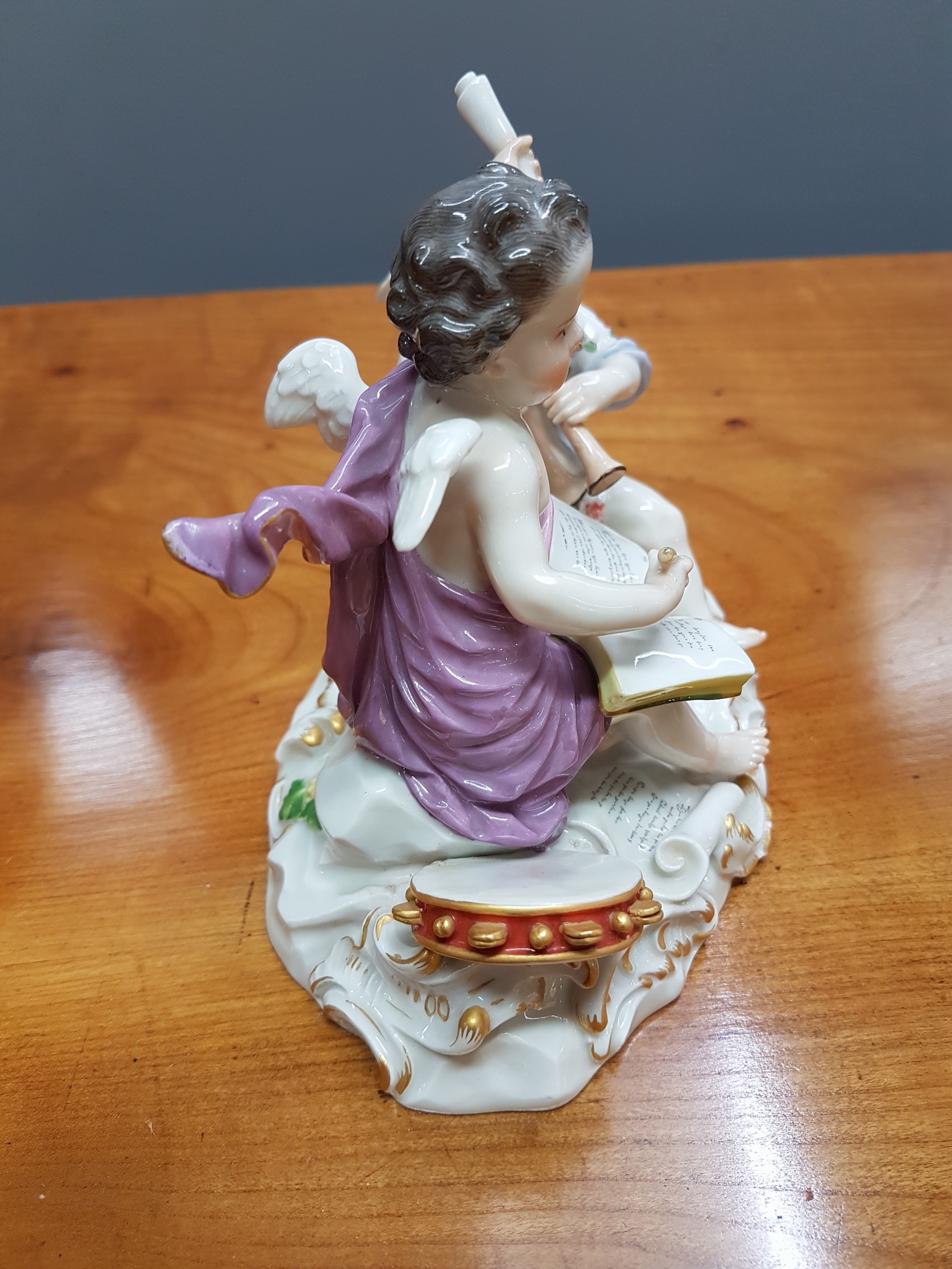 Detail d: Porzellangruppe, Meissen, um 1890/1900, Allegorie auf die Poesie, Entwurf Johann Joachim Kaendler, zwei musizierende Amoretten, Modellnr. 2464, feine ...