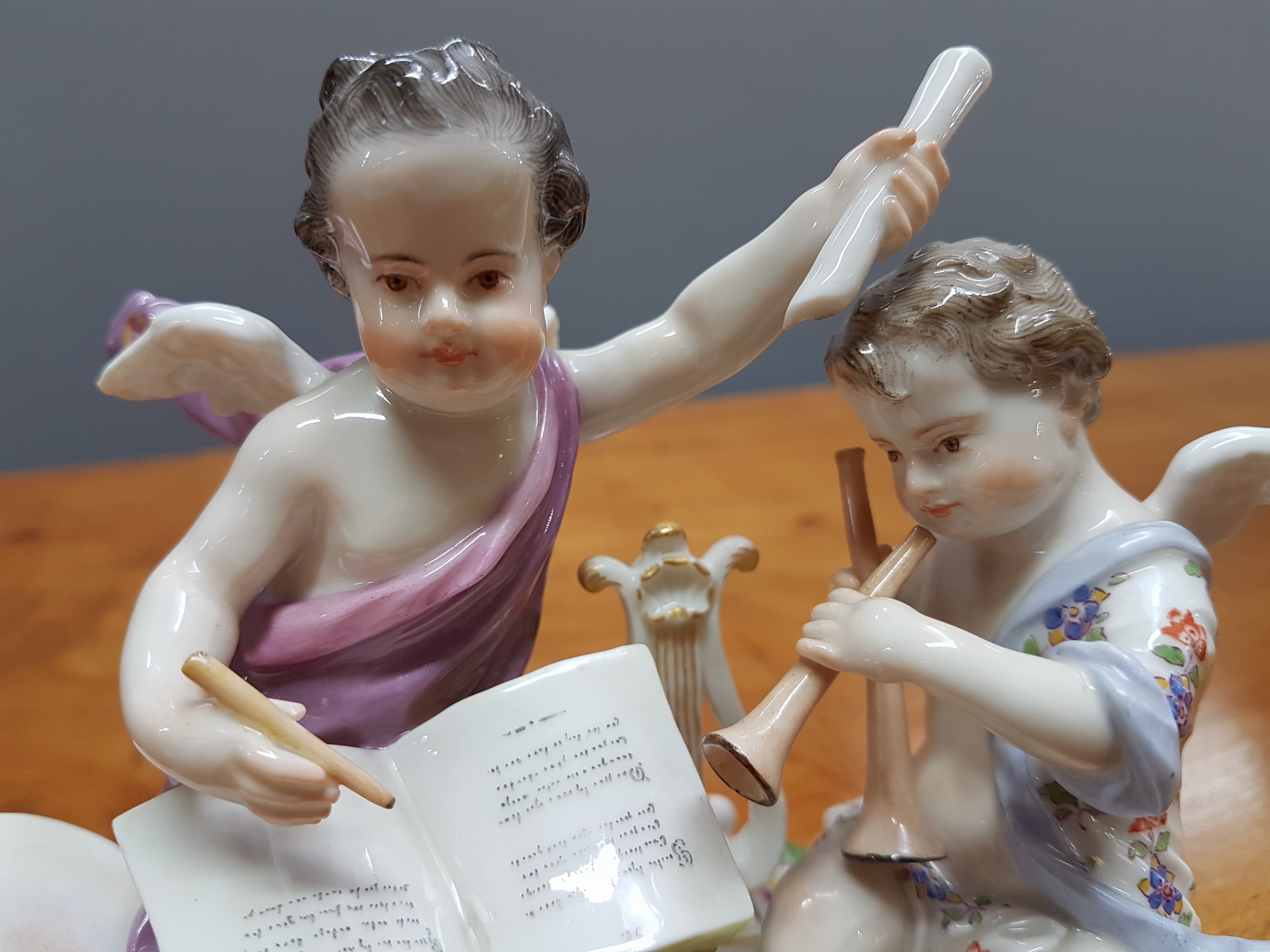 Detail e: Porzellangruppe, Meissen, um 1890/1900, Allegorie auf die Poesie, Entwurf Johann Joachim Kaendler, zwei musizierende Amoretten, Modellnr. 2464, feine ...