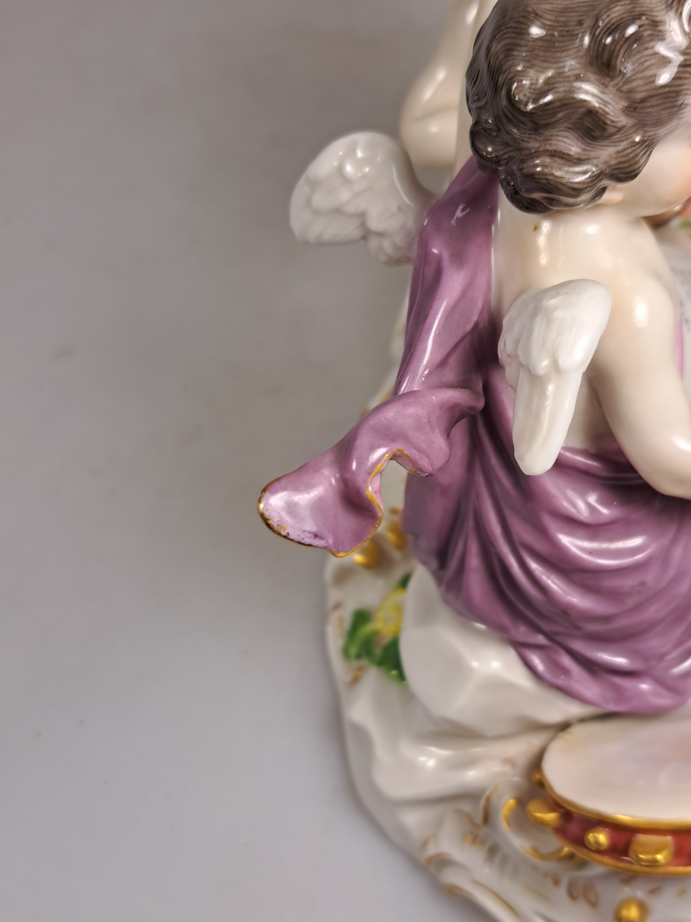 Detail g: Porzellangruppe, Meissen, um 1890/1900, Allegorie auf die Poesie, Entwurf Johann Joachim Kaendler, zwei musizierende Amoretten, Modellnr. 2464, feine ...