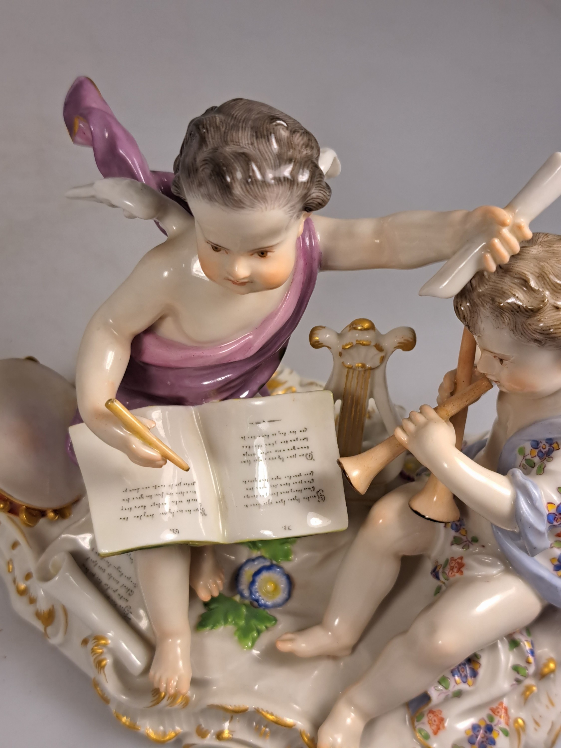 Detail i: Porzellangruppe, Meissen, um 1890/1900, Allegorie auf die Poesie, Entwurf Johann Joachim Kaendler, zwei musizierende Amoretten, Modellnr. 2464, feine ...