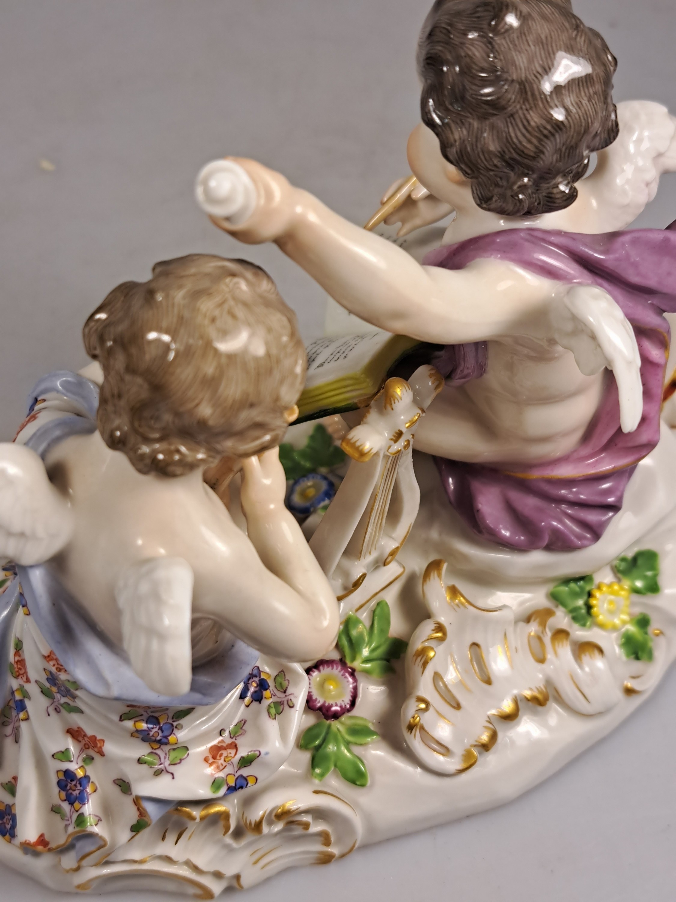 Detail j: Porzellangruppe, Meissen, um 1890/1900, Allegorie auf die Poesie, Entwurf Johann Joachim Kaendler, zwei musizierende Amoretten, Modellnr. 2464, feine ...