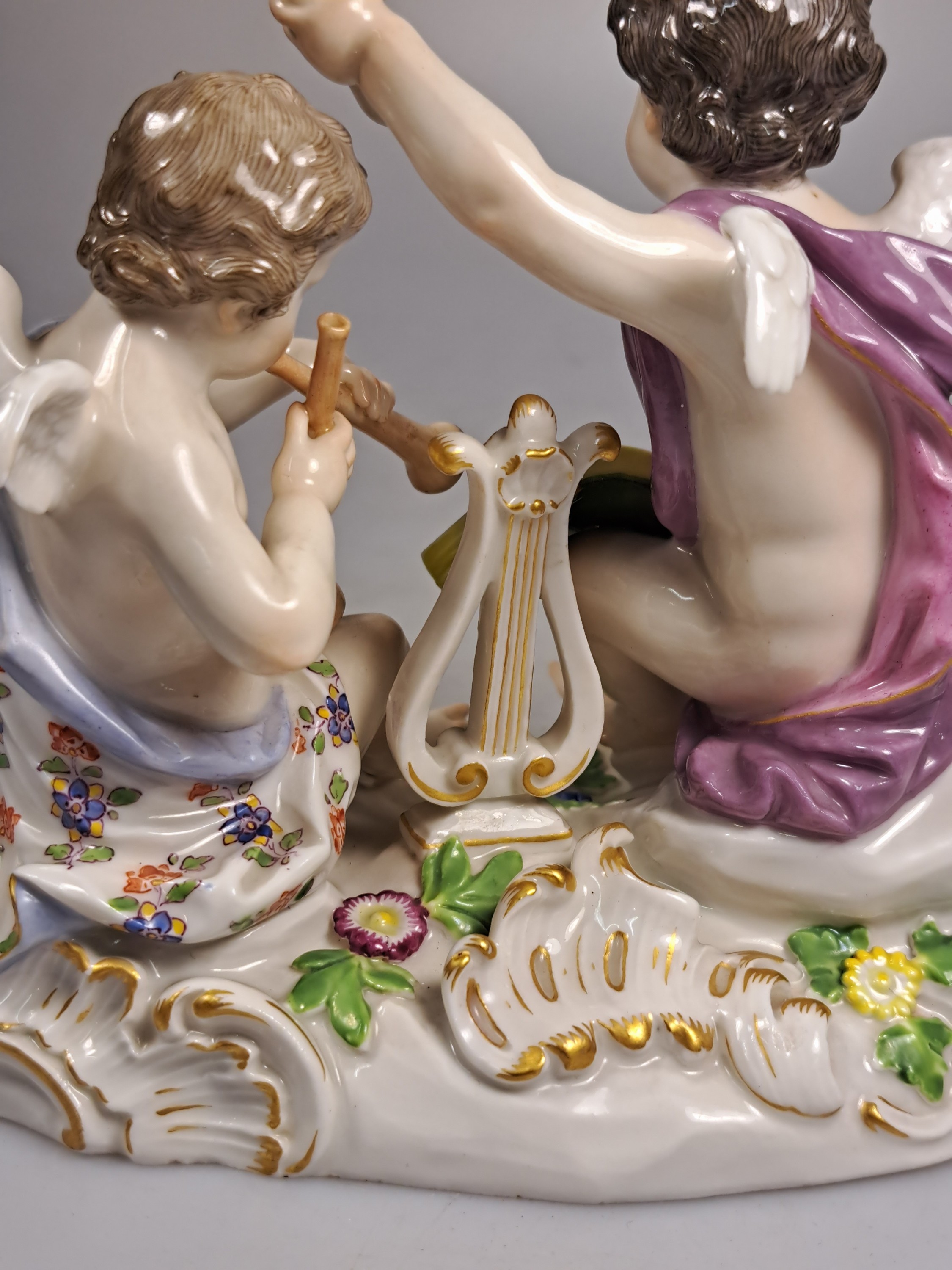 Detail k: Porzellangruppe, Meissen, um 1890/1900, Allegorie auf die Poesie, Entwurf Johann Joachim Kaendler, zwei musizierende Amoretten, Modellnr. 2464, feine ...