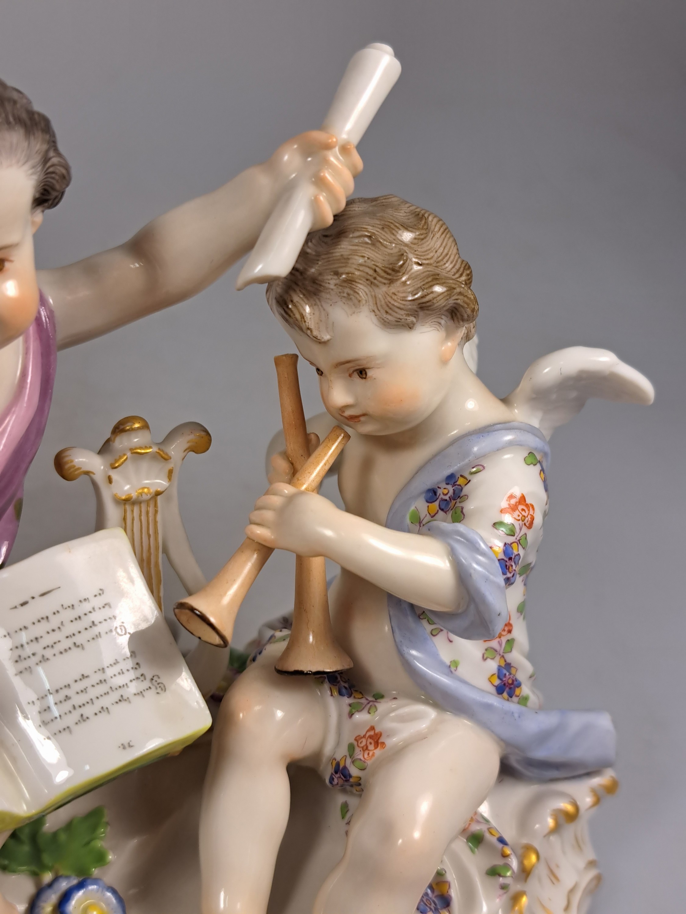 Detail n: Porzellangruppe, Meissen, um 1890/1900, Allegorie auf die Poesie, Entwurf Johann Joachim Kaendler, zwei musizierende Amoretten, Modellnr. 2464, feine ...