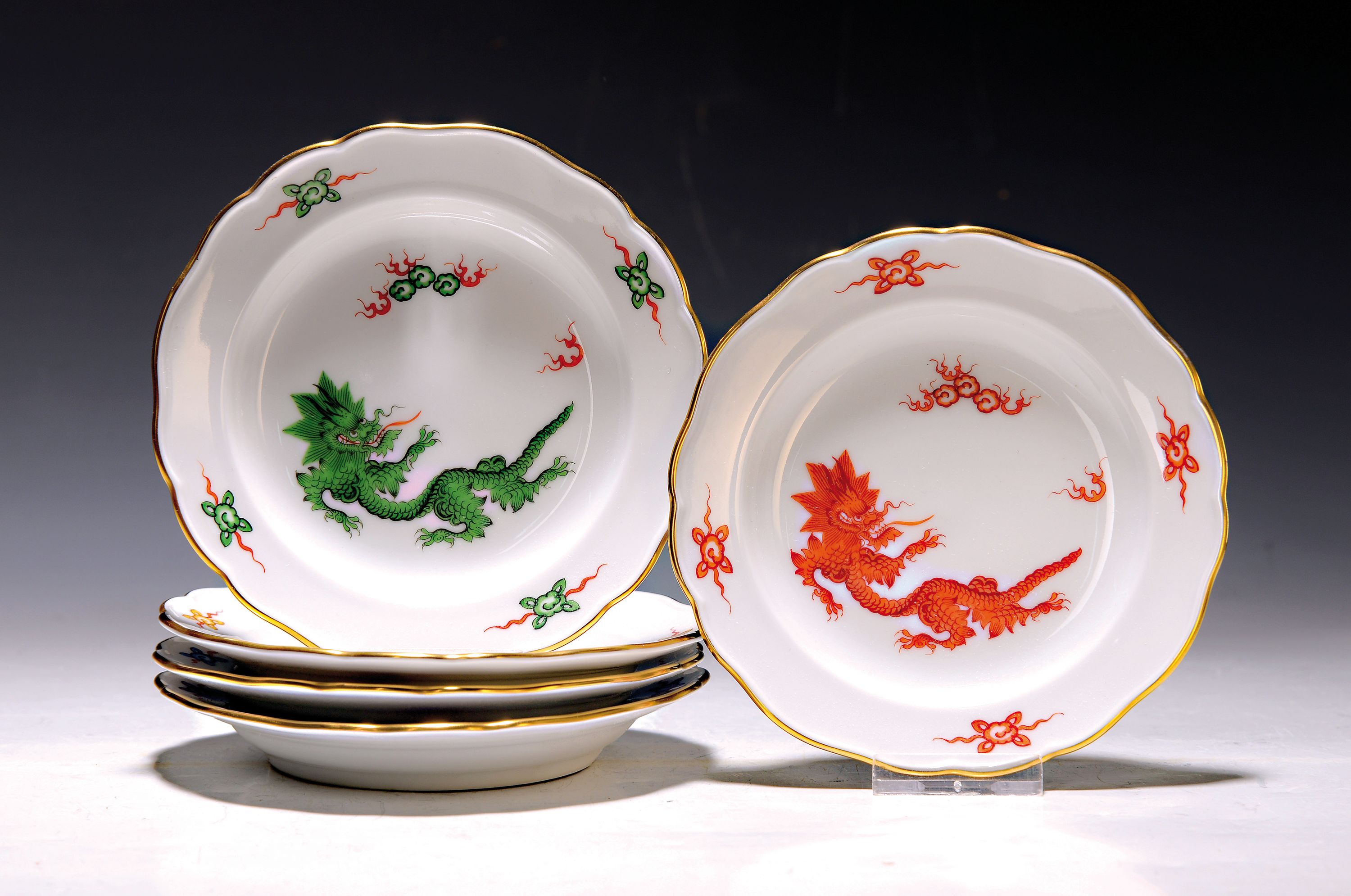 5 Teller, Meissen, 20. Jh., Porzellan, Ming-Drache in blau, gelb, grün, rot und violett (2.Wahl), Goldränder, D. ca. 13.5 cm