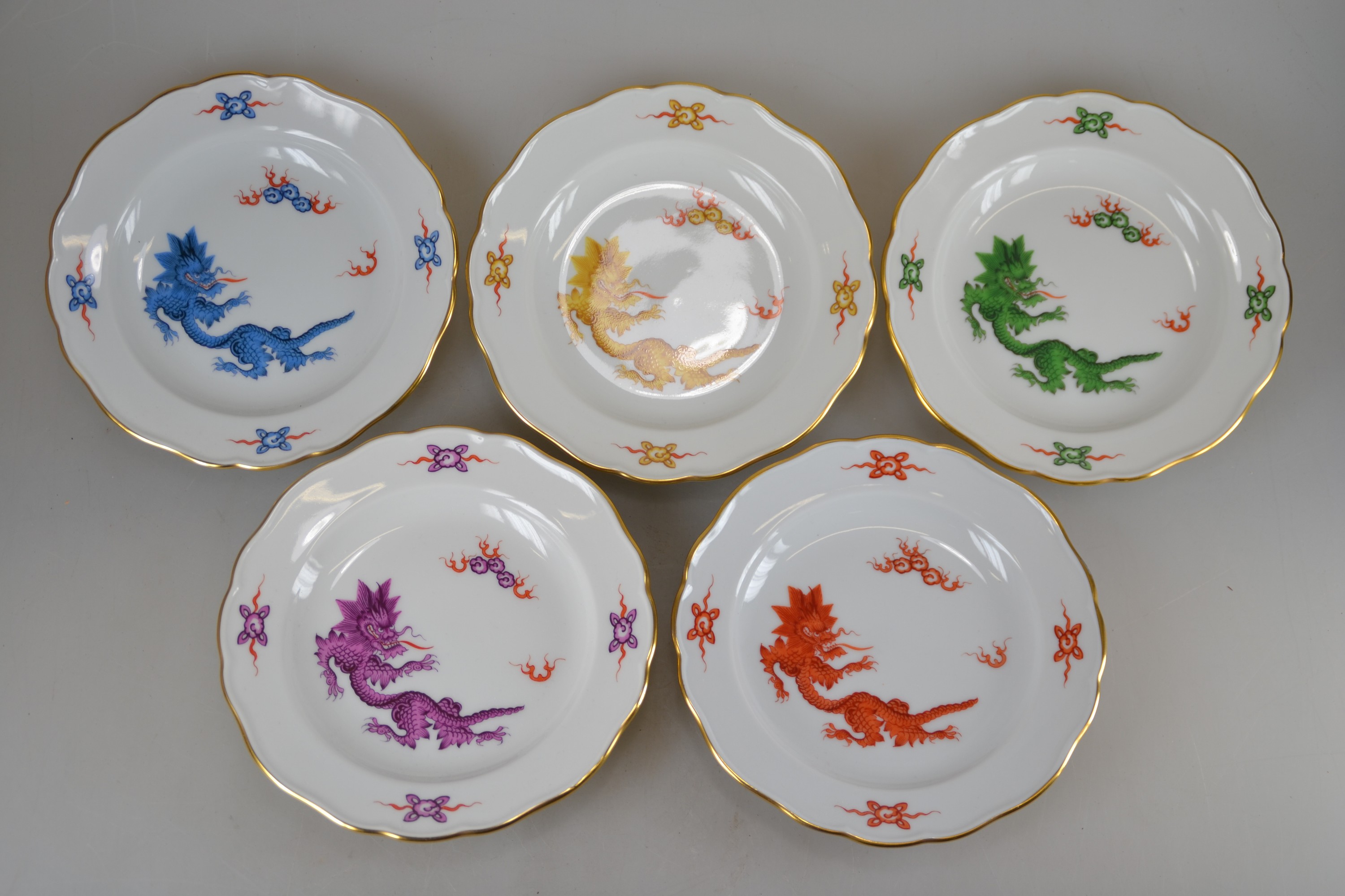 Detail a: 5 Teller, Meissen, 20. Jh., Porzellan, Ming-Drache in blau, gelb, grün, rot und violett (2.Wahl), Goldränder, D. ca. 13.5 cm