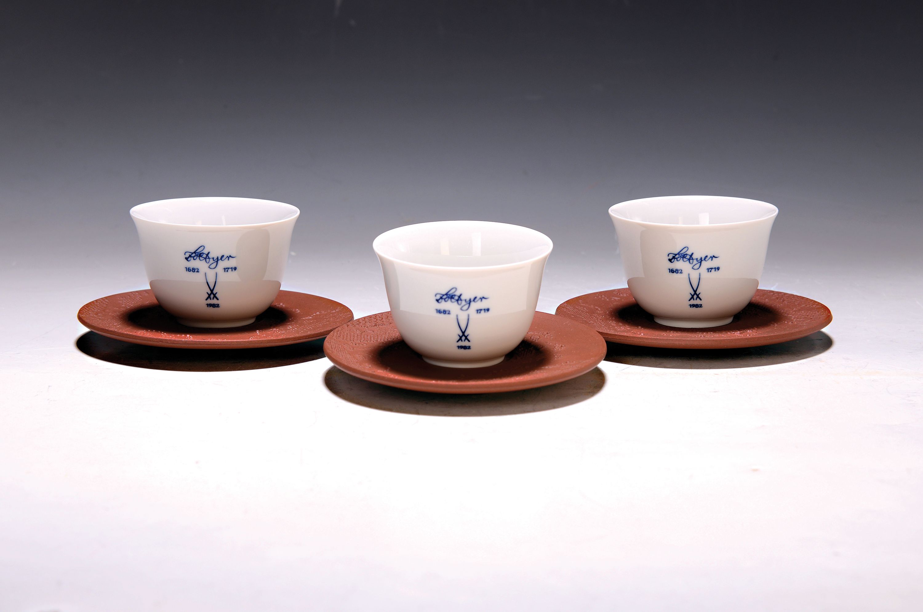 Drei Koppchen mit Untertassen, Meissen, Böttger-Steinzeug/Porzellan, Jubiläums-Edition 1682/1719/1982, H. ca. 4.5 cm
