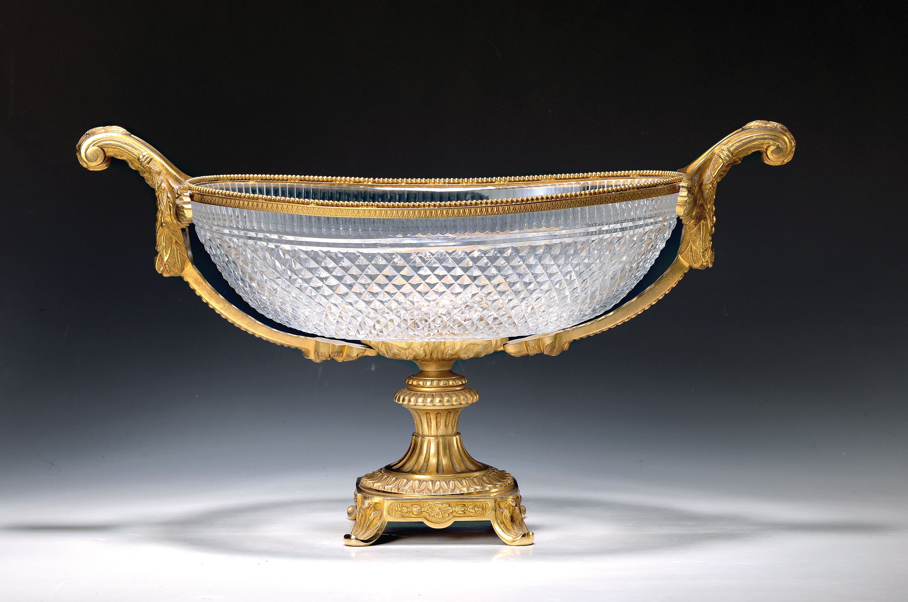 Große Jardiniere, Frankreich um 1880/1900, aufwendig geschliffener Glaskorpus, Messingmontur, Perlrandeinfassung, prunkvoll, ca. 34 x 59cm